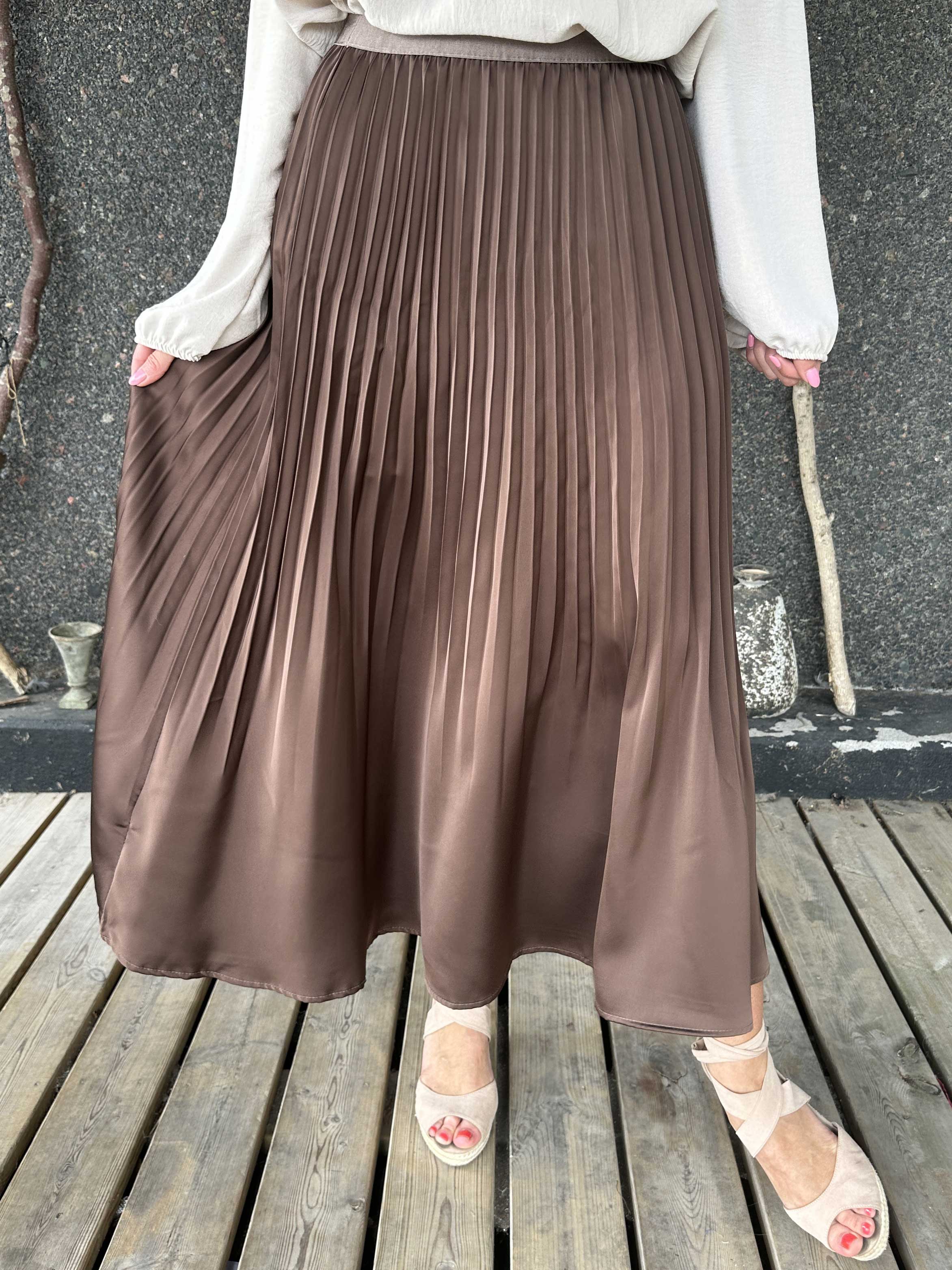 Aglaia - Söt plisserad kjol i shiny material