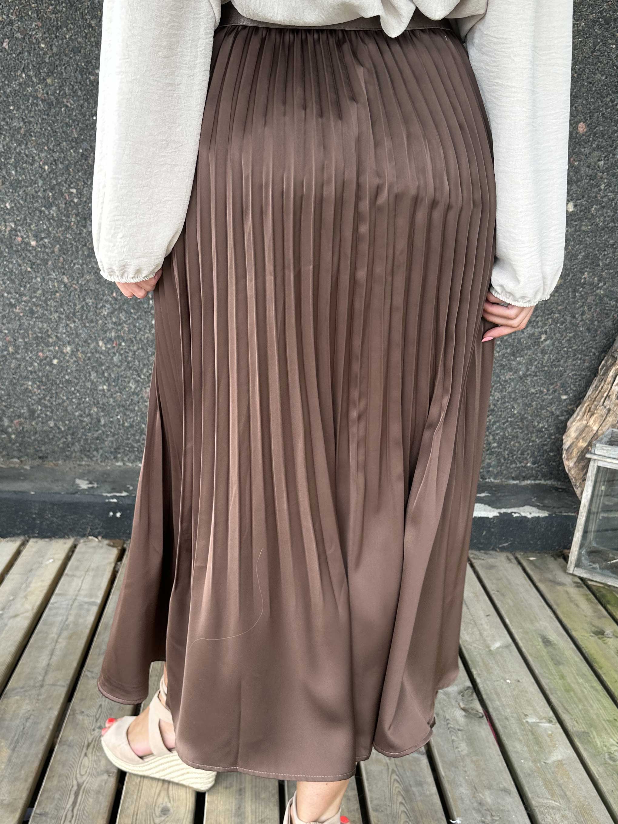 Aglaia - Söt plisserad kjol i shiny material