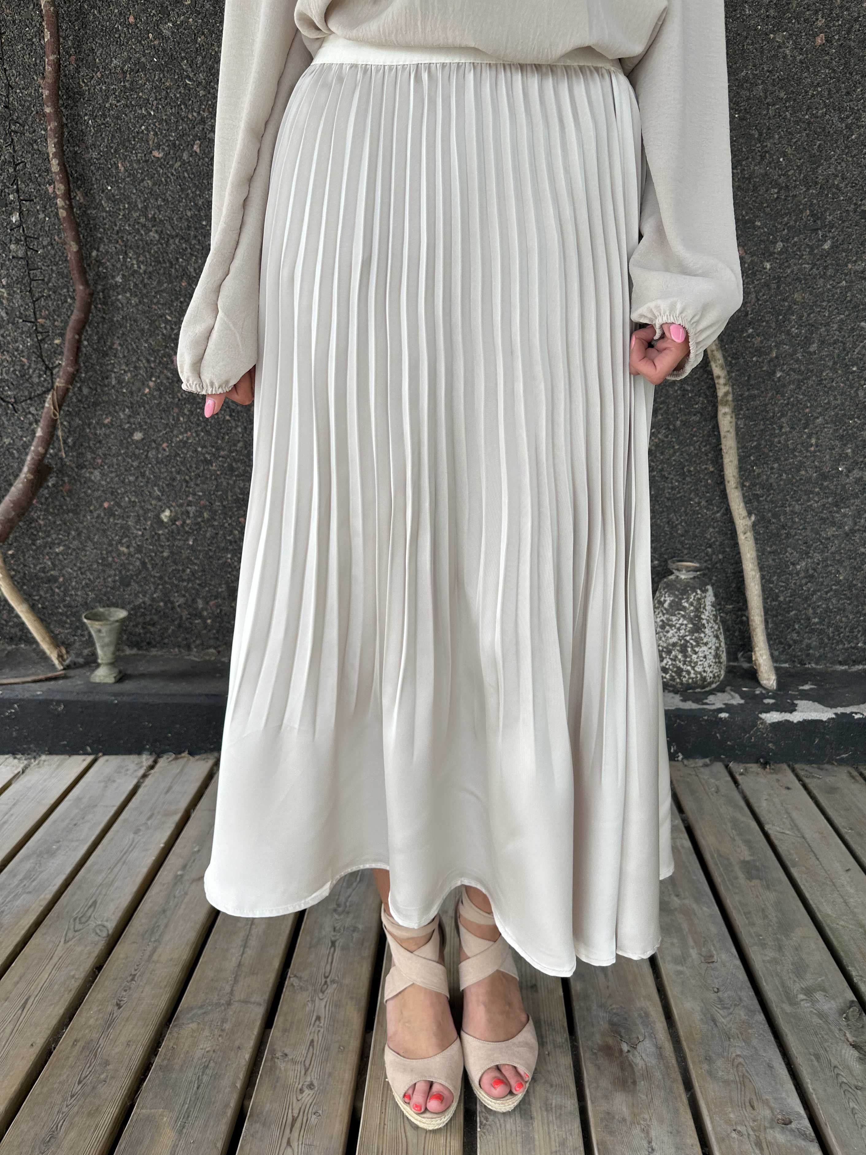 Aglaia - Söt plisserad kjol i shiny material