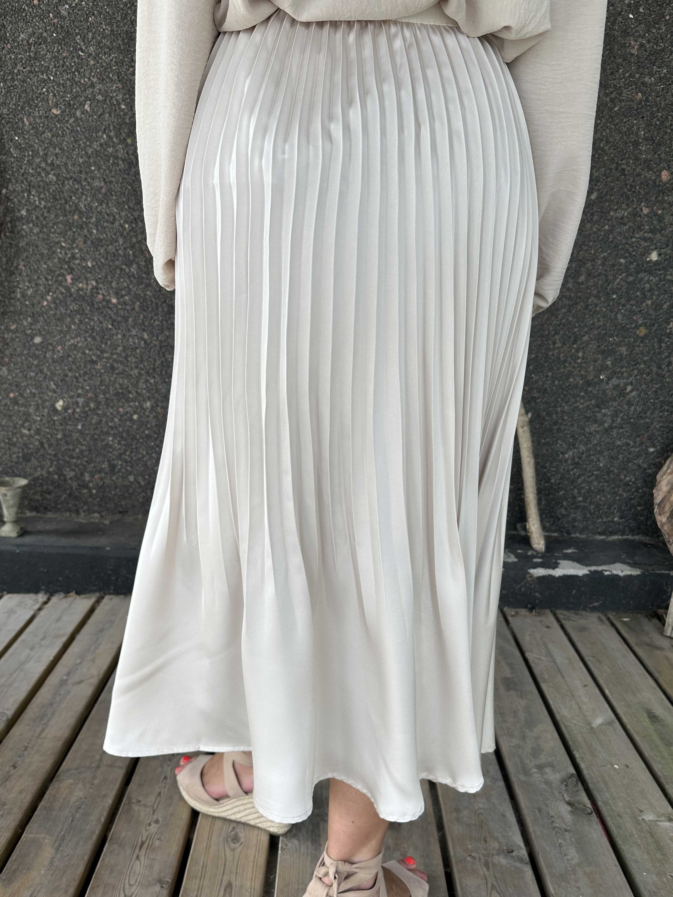 Aglaia - Söt plisserad kjol i shiny material