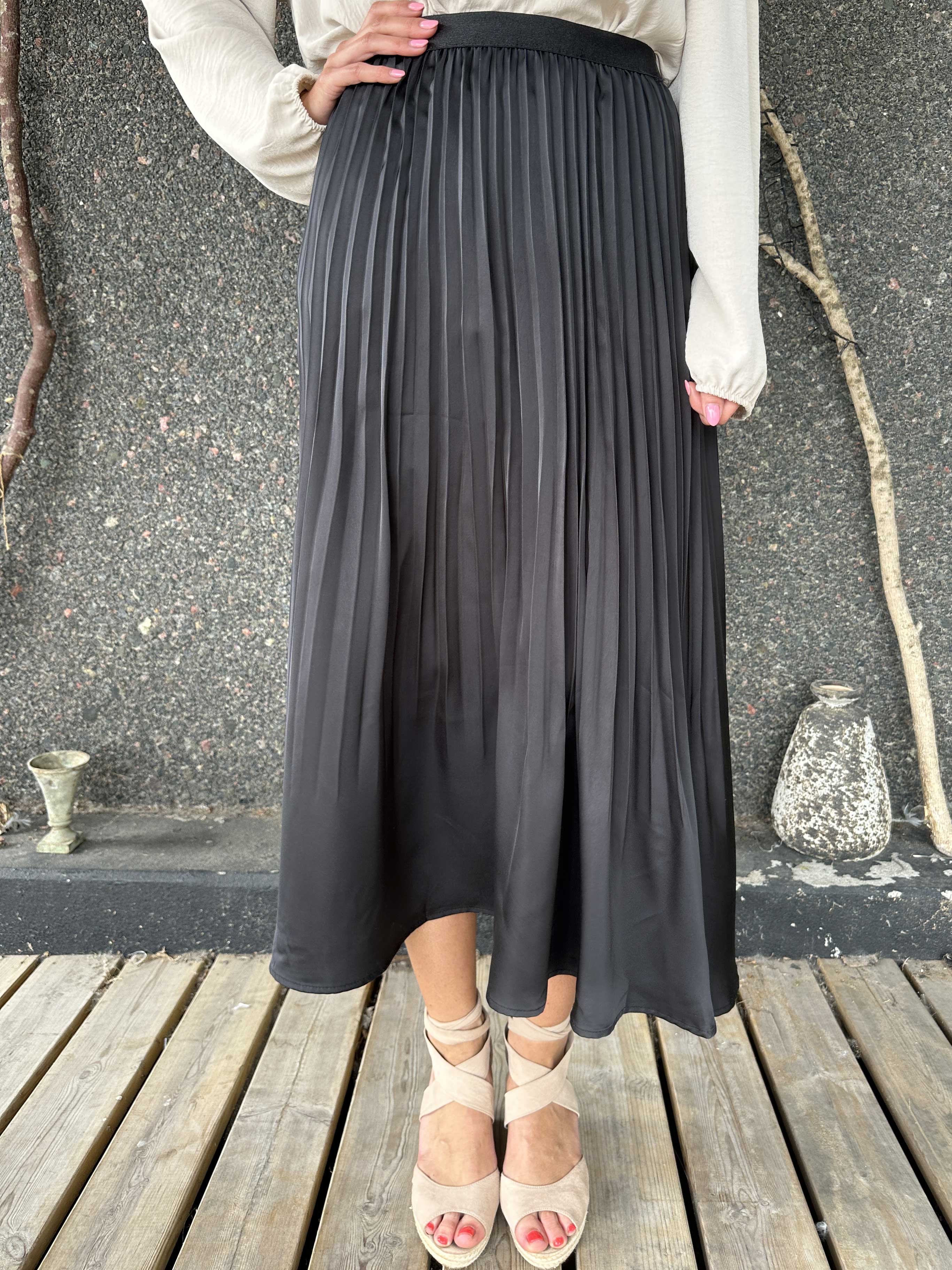 Aglaia - Söt plisserad kjol i shiny material