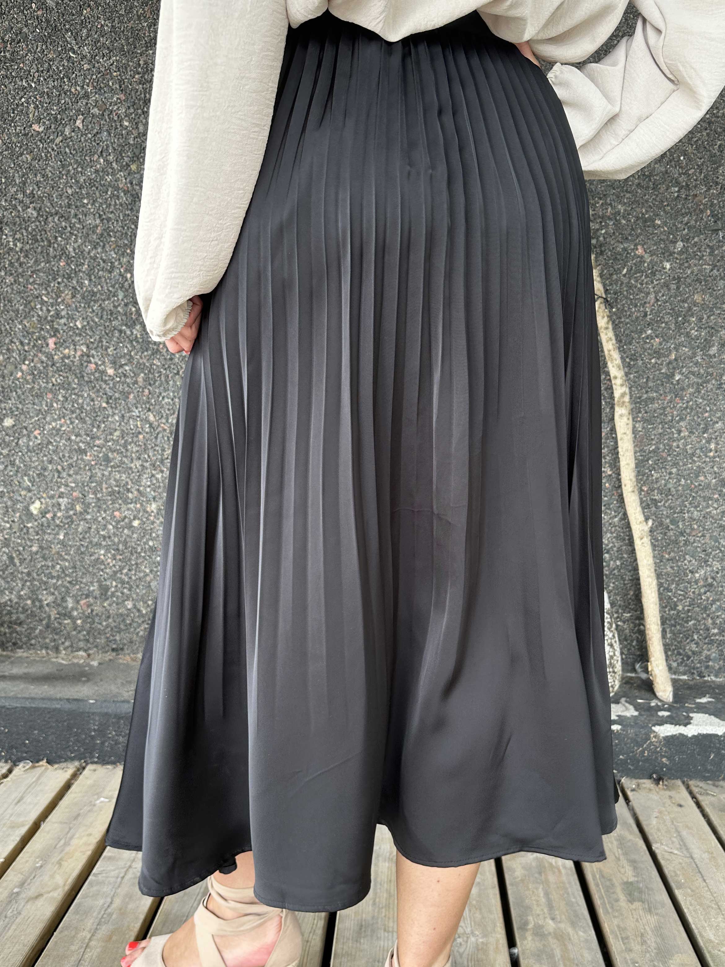 Aglaia - Söt plisserad kjol i shiny material