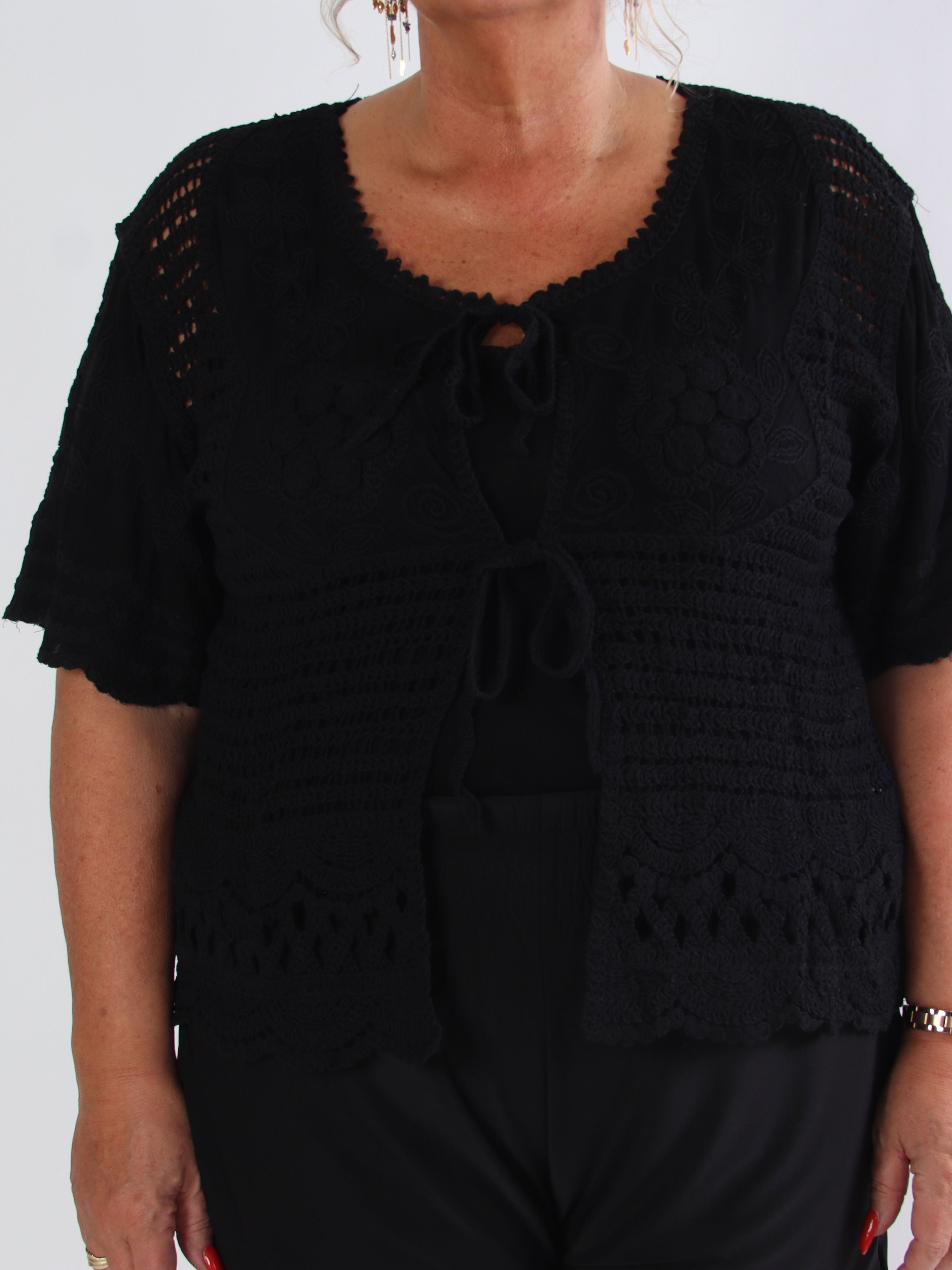 Agnes - Kort virkad plus size-kofta i bomull