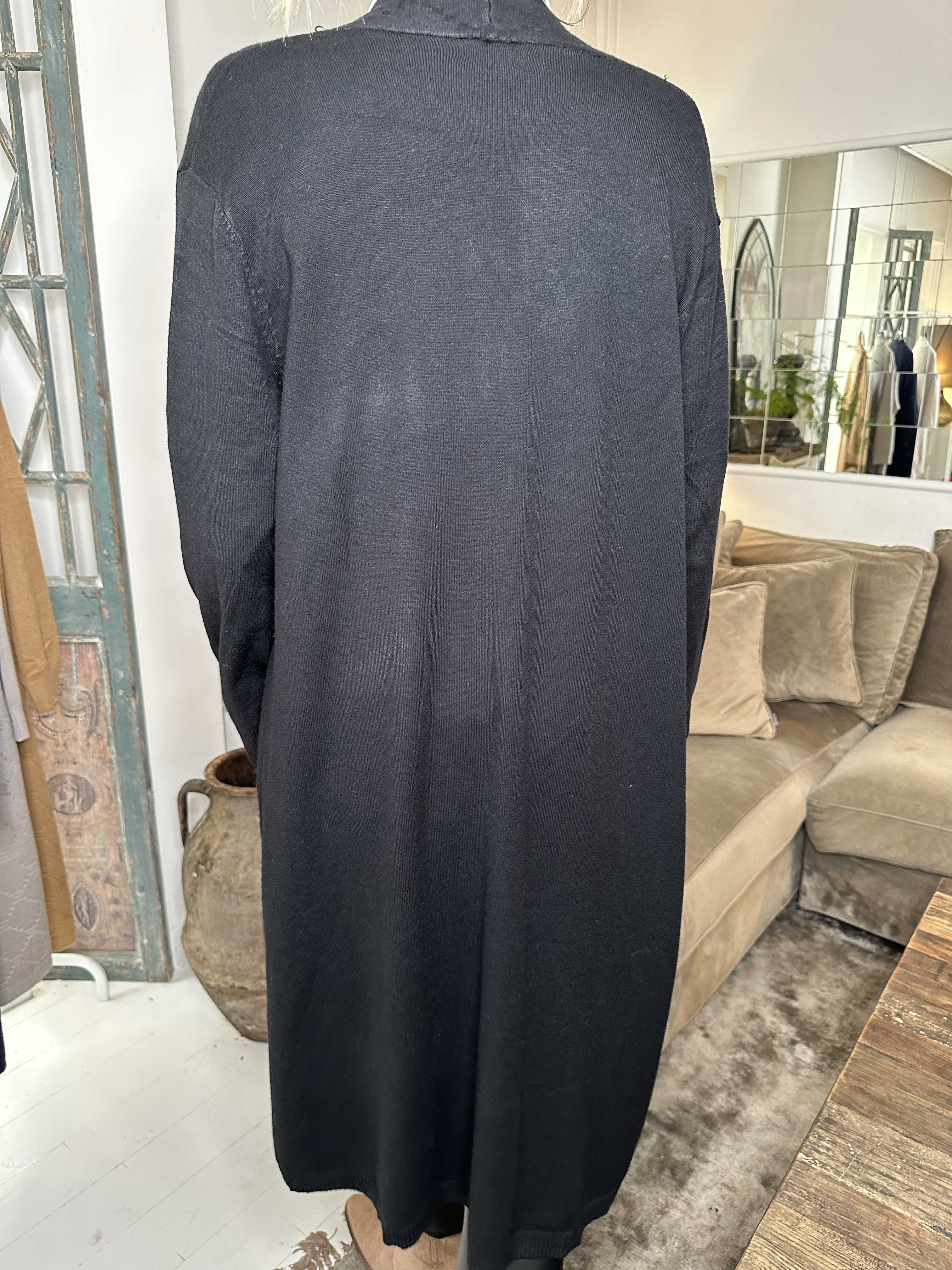 Agnesa - Lång stickad kofta med fickor