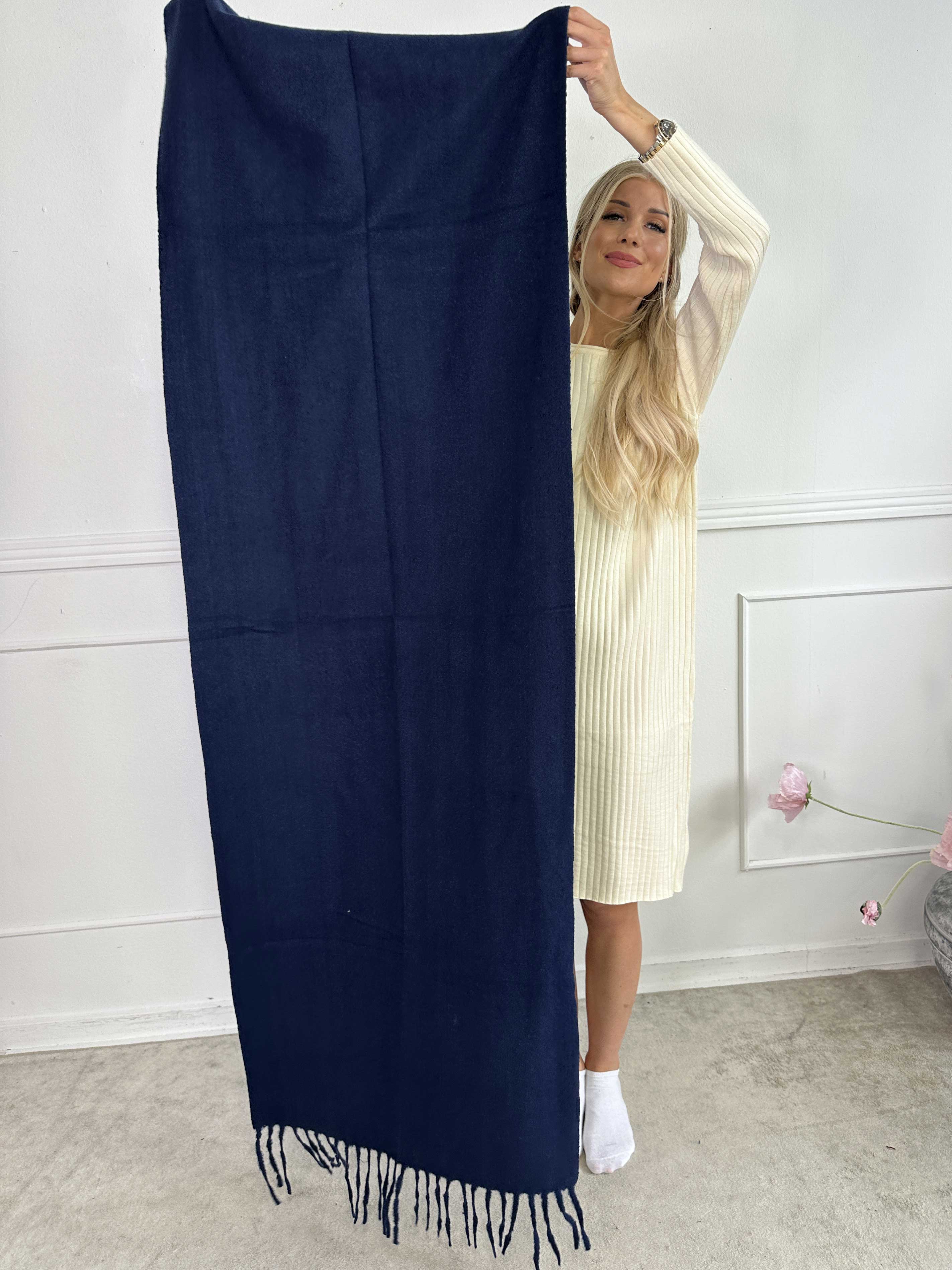 Ailany - Enfärgad halsduk i viskos och ull