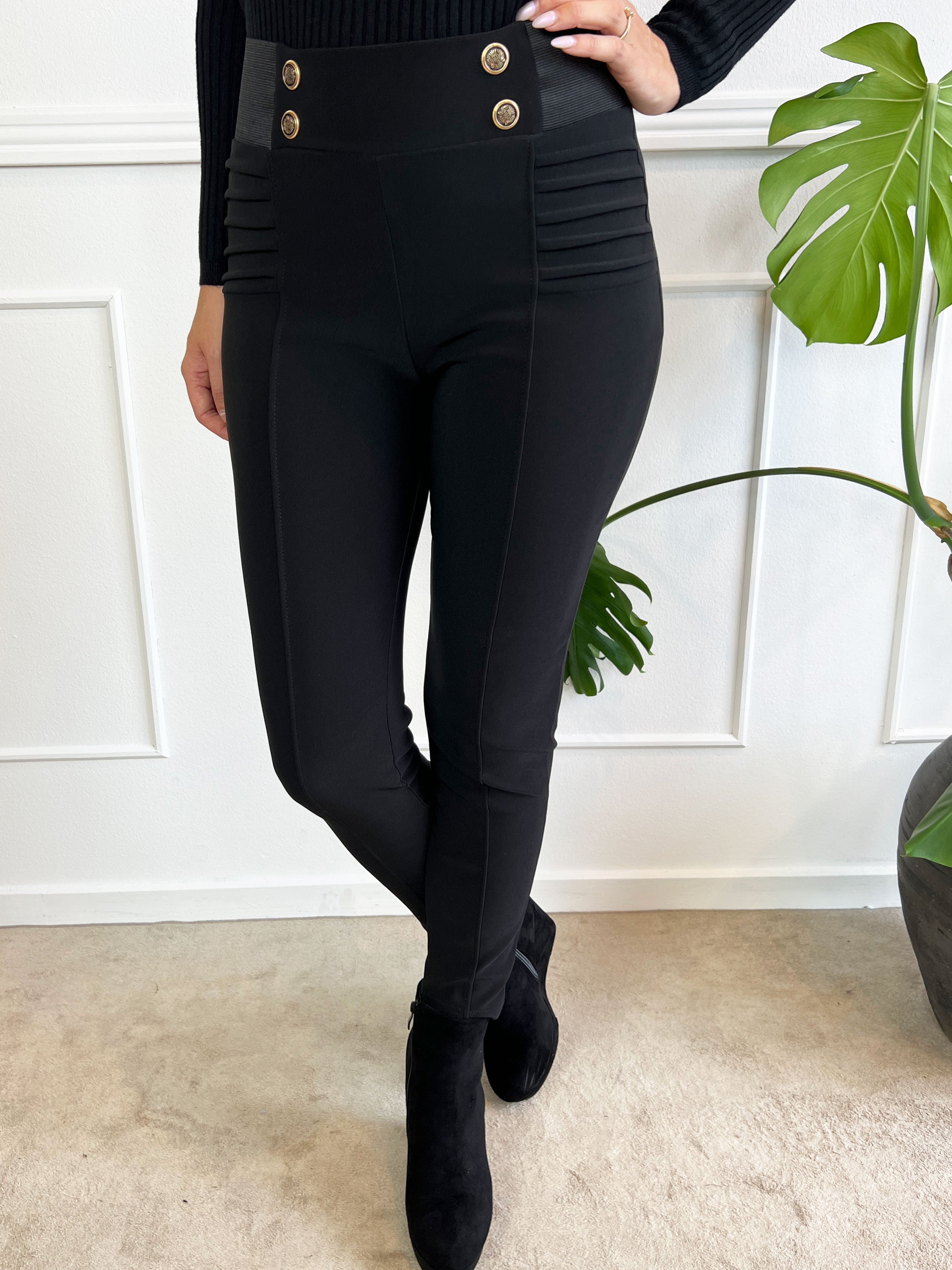 Akulina - Svarta leggings med guldknappar