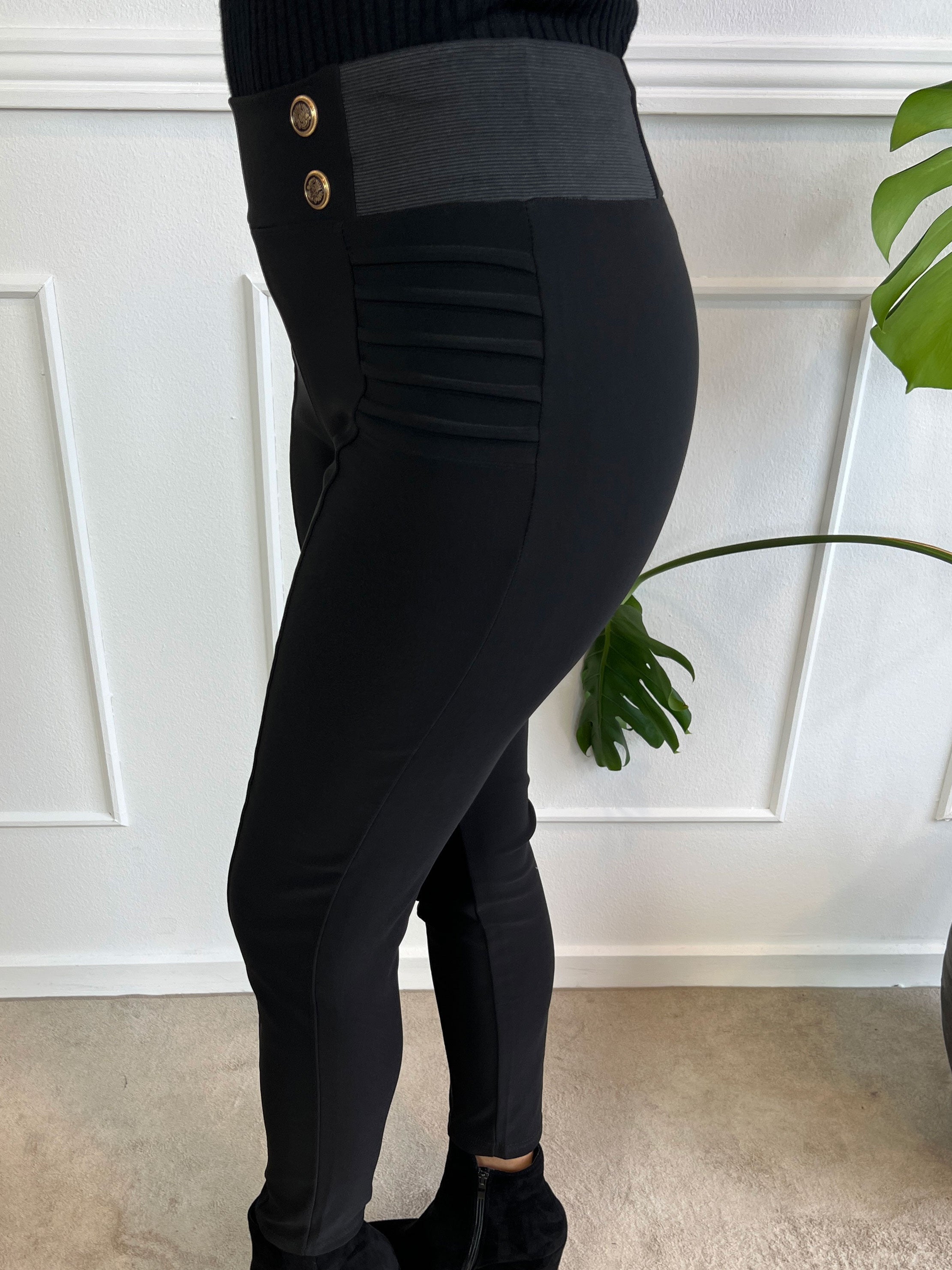 Akulina - Svarta leggings med guldknappar