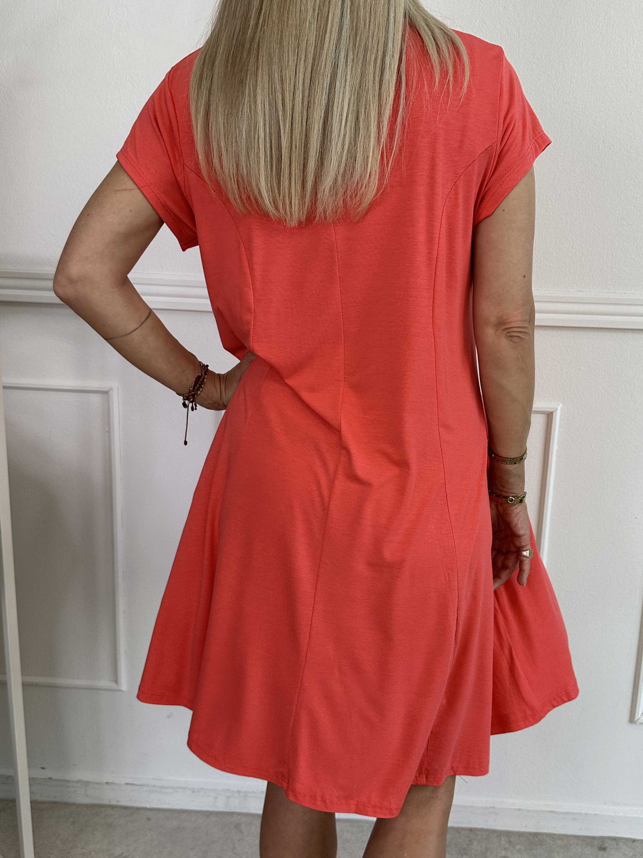 Alcippe - Enfärgad viskos klänning i A-form