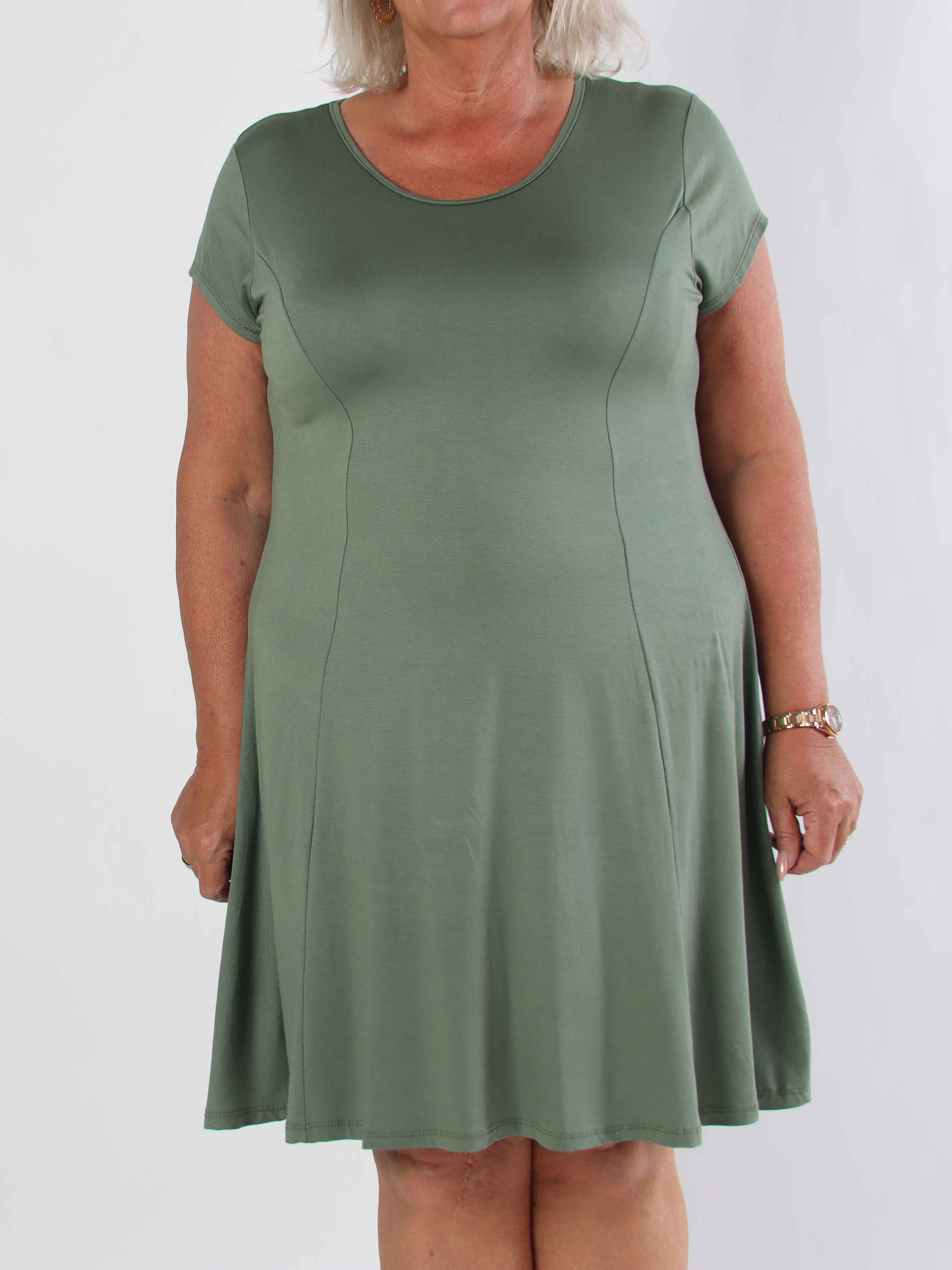 Alcippe - Enfärgad plus size viskos klänning i A-form