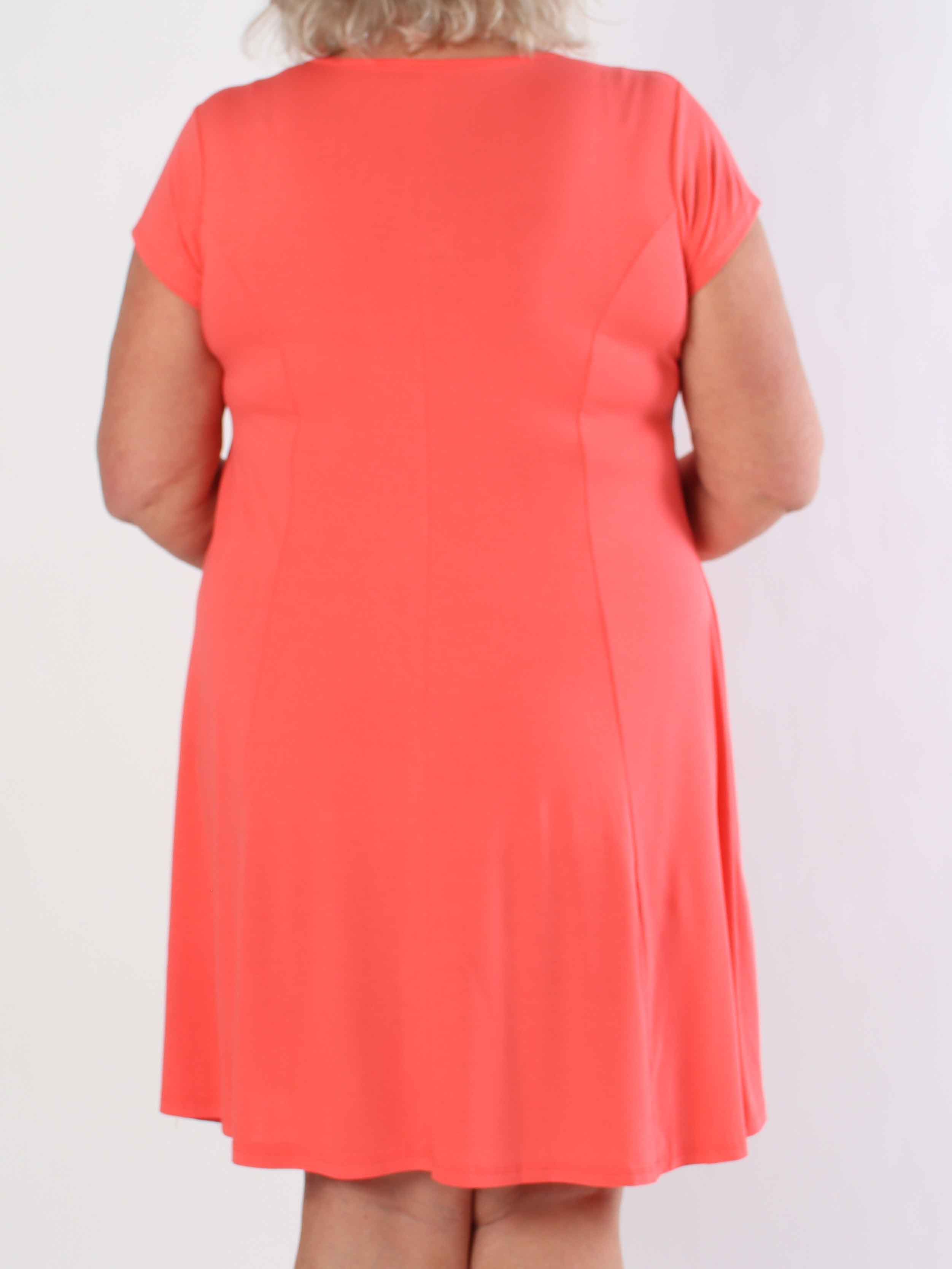 Alcippe - Enfärgad plus size viskos klänning i A-form