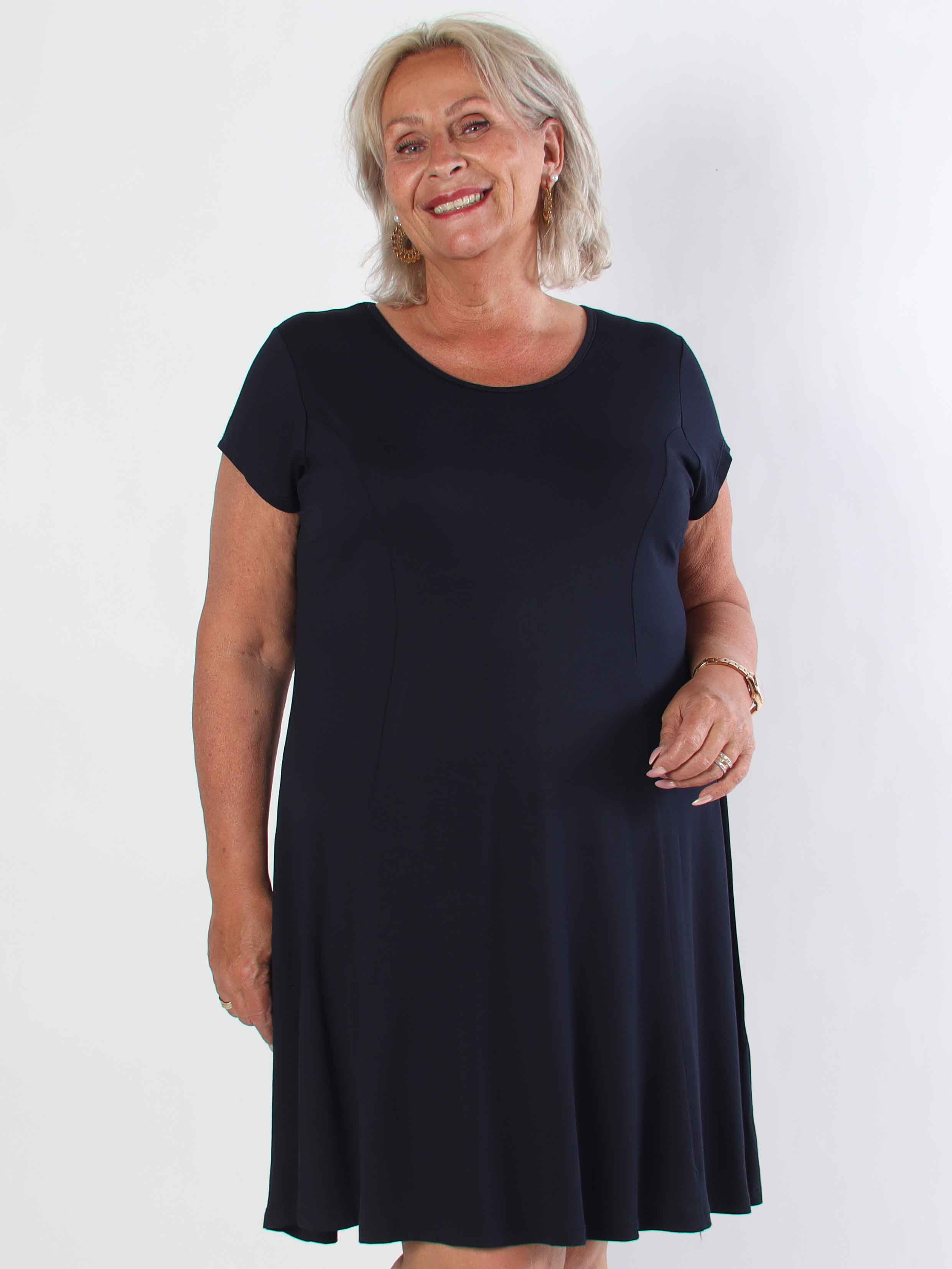 Alcippe - Enfärgad plus size viskos klänning i A-form