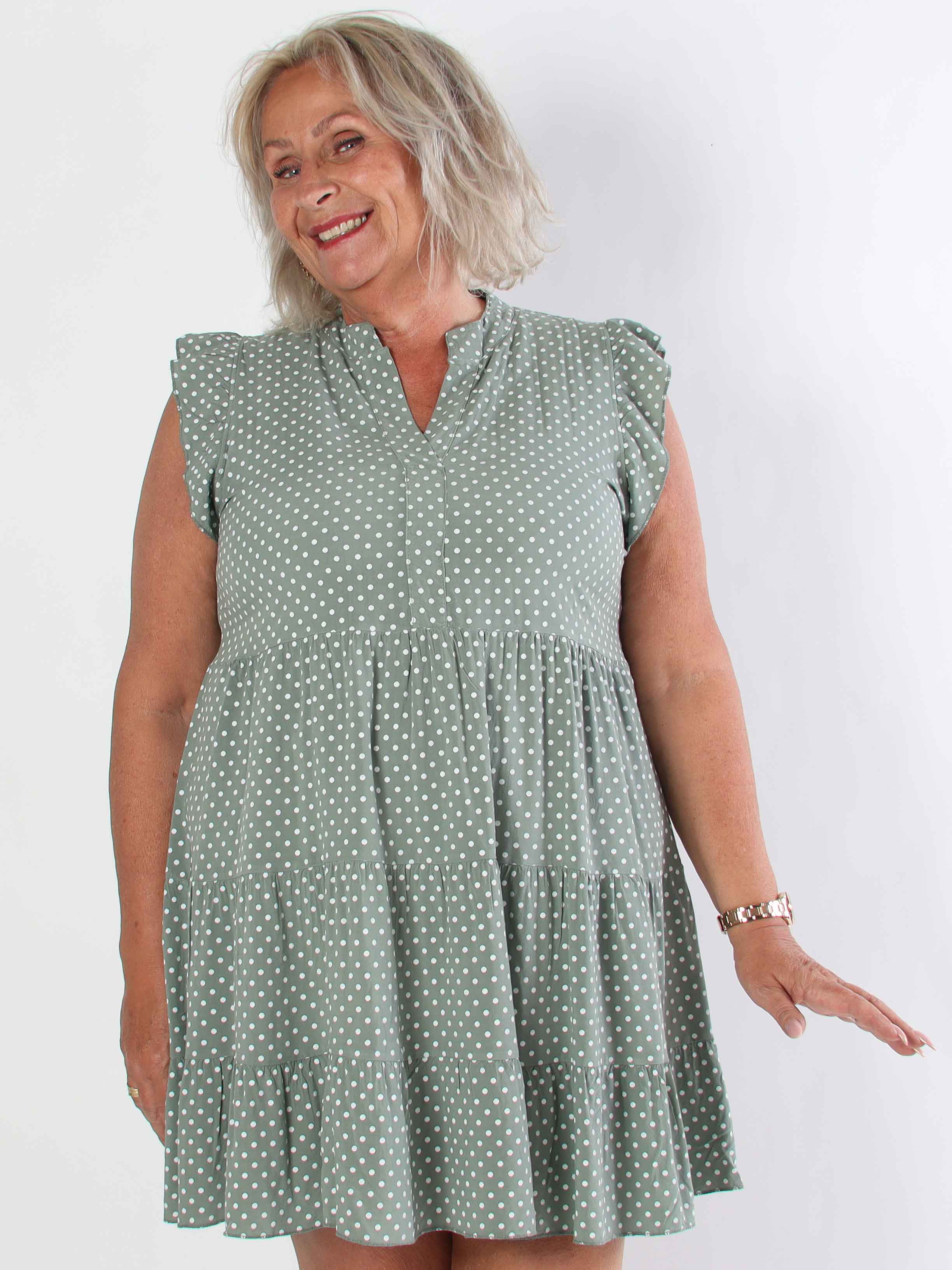 Alcmene Dot - Söt klänning i viskos med prickar och volangärmar