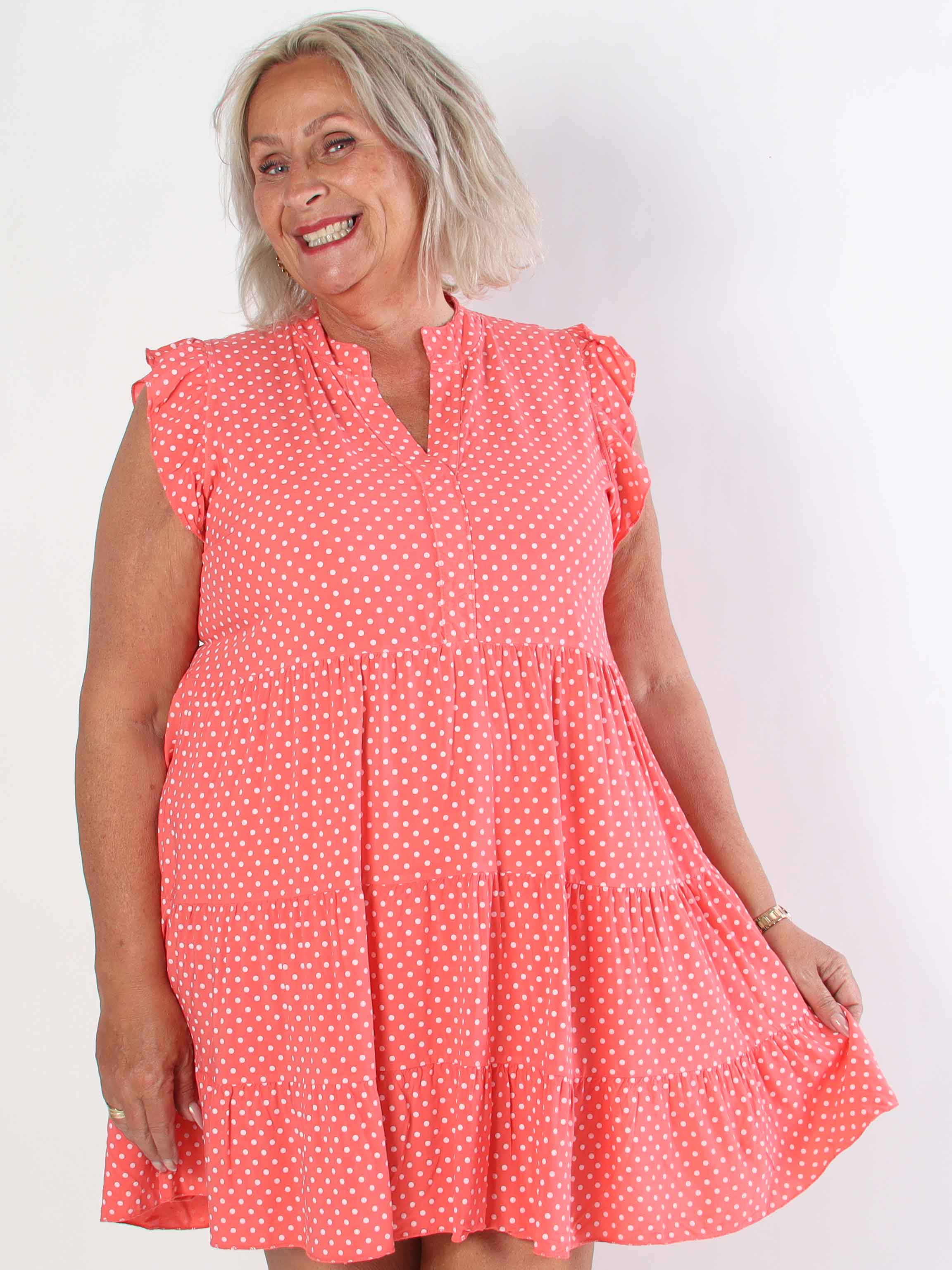 Alcmene Dot - Söt klänning i viskos med prickar och volangärmar