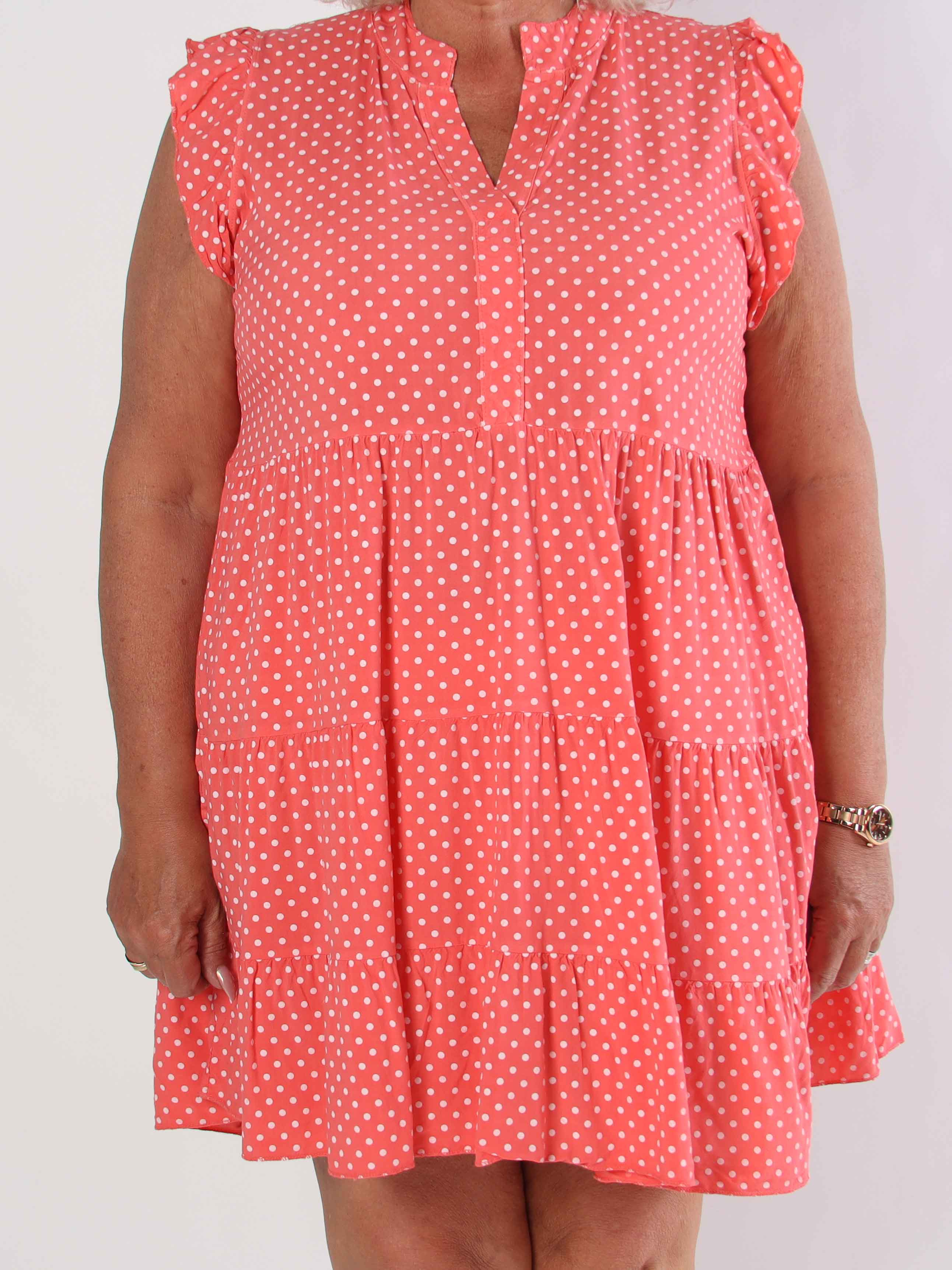 Alcmene Dot - Söt klänning i viskos med prickar och volangärmar