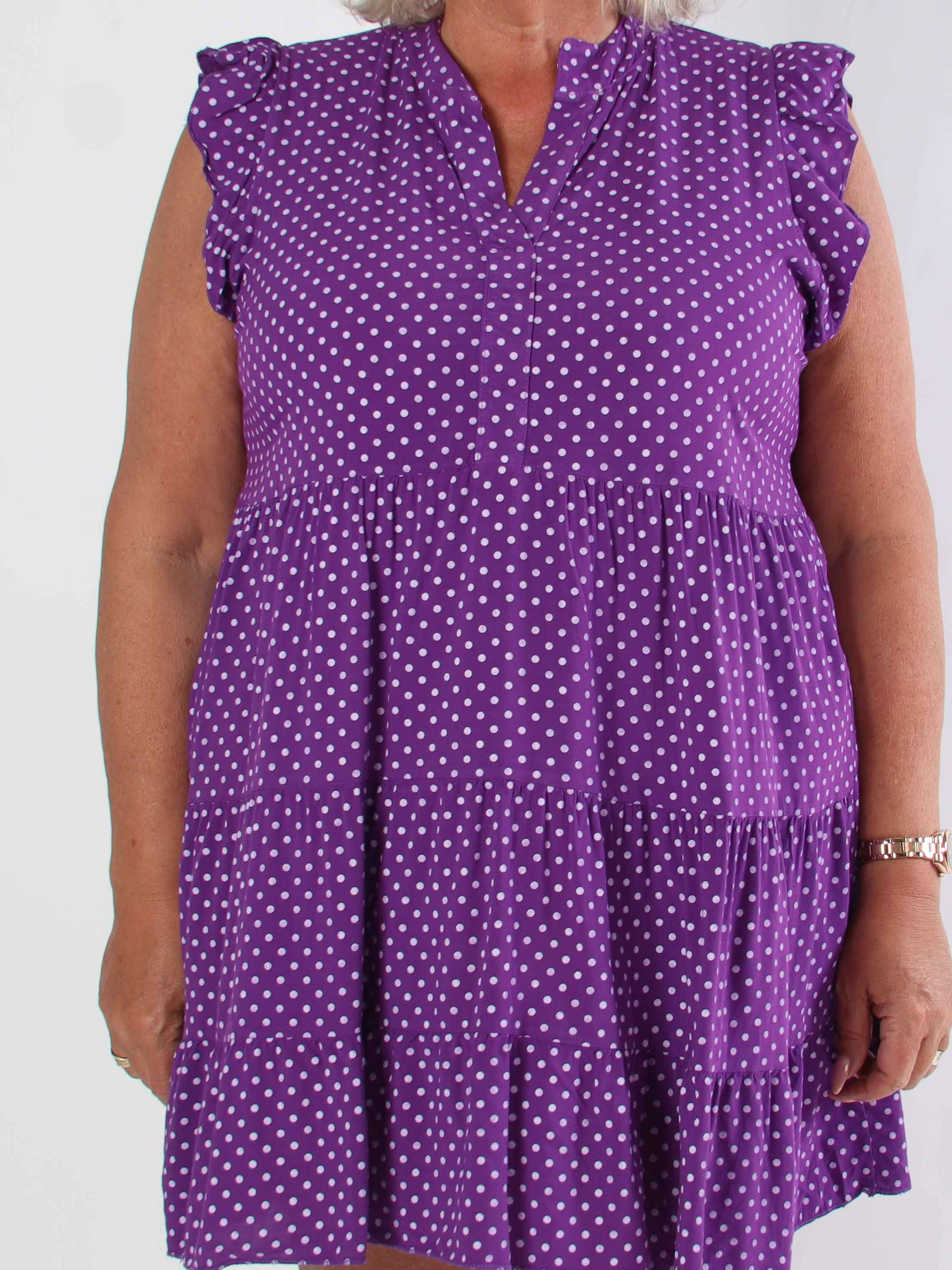 Alcmene Dot - Söt klänning i viskos med prickar och volangärmar