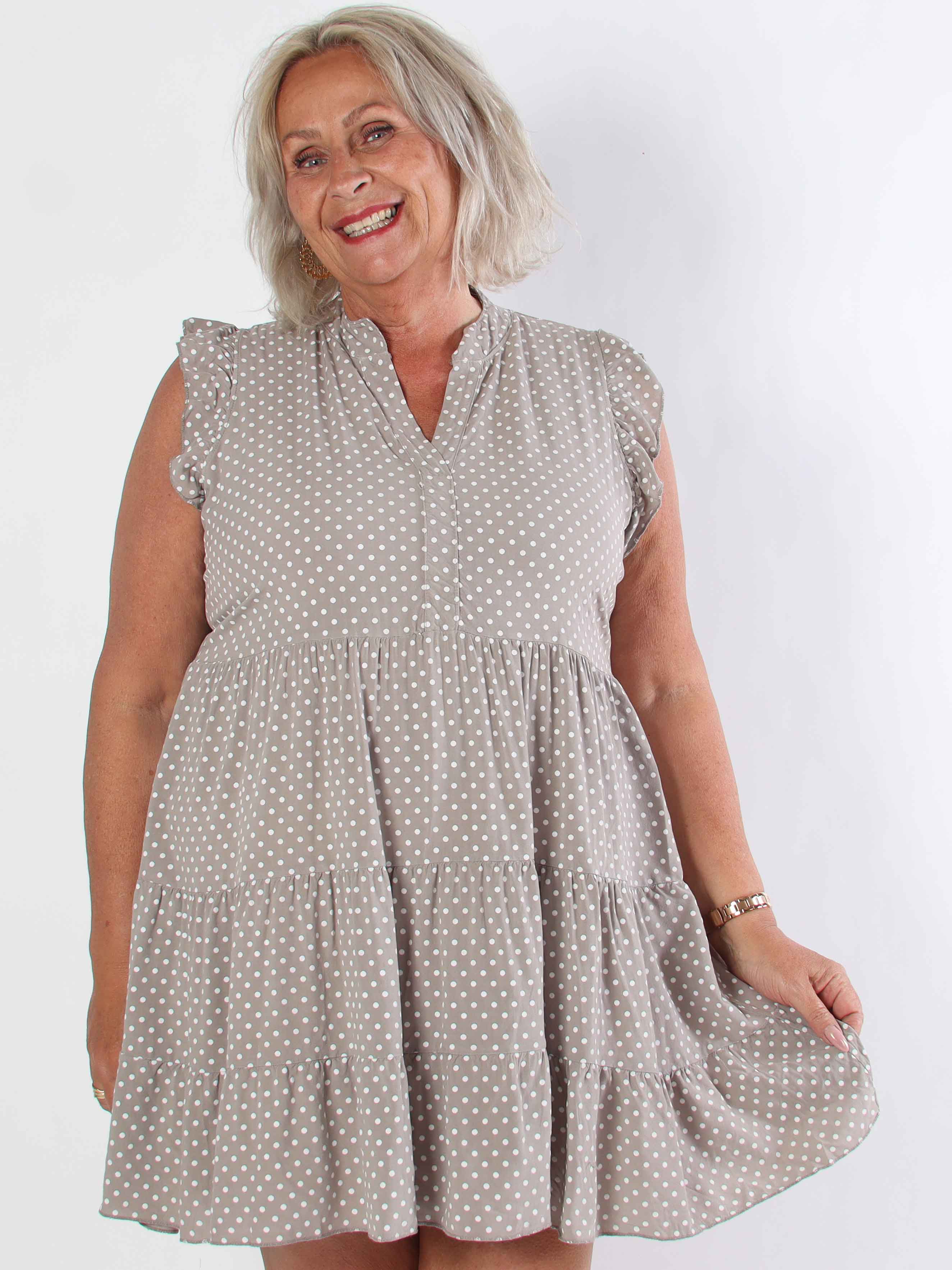 Alcmene Dot - Söt klänning i viskos med prickar och volangärmar