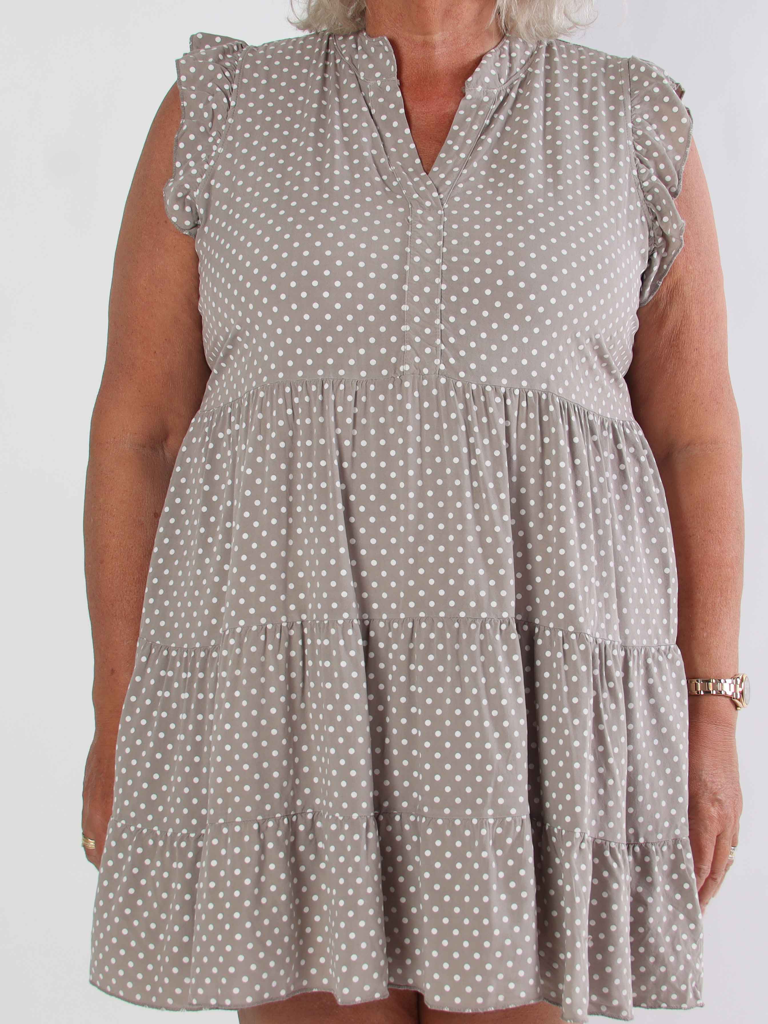 Alcmene Dot - Söt klänning i viskos med prickar och volangärmar