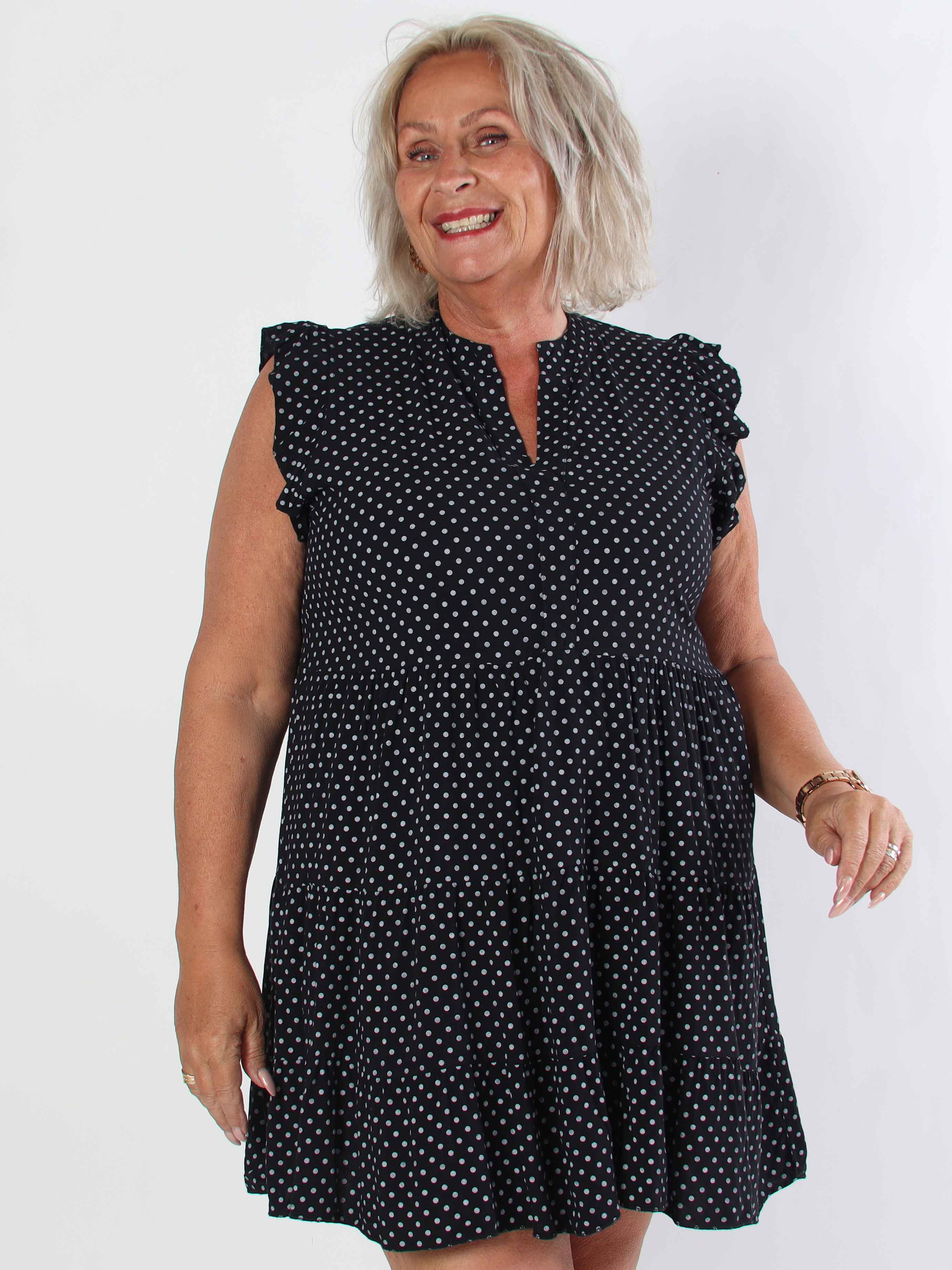 Alcmene Dot - Söt klänning i viskos med prickar och volangärmar