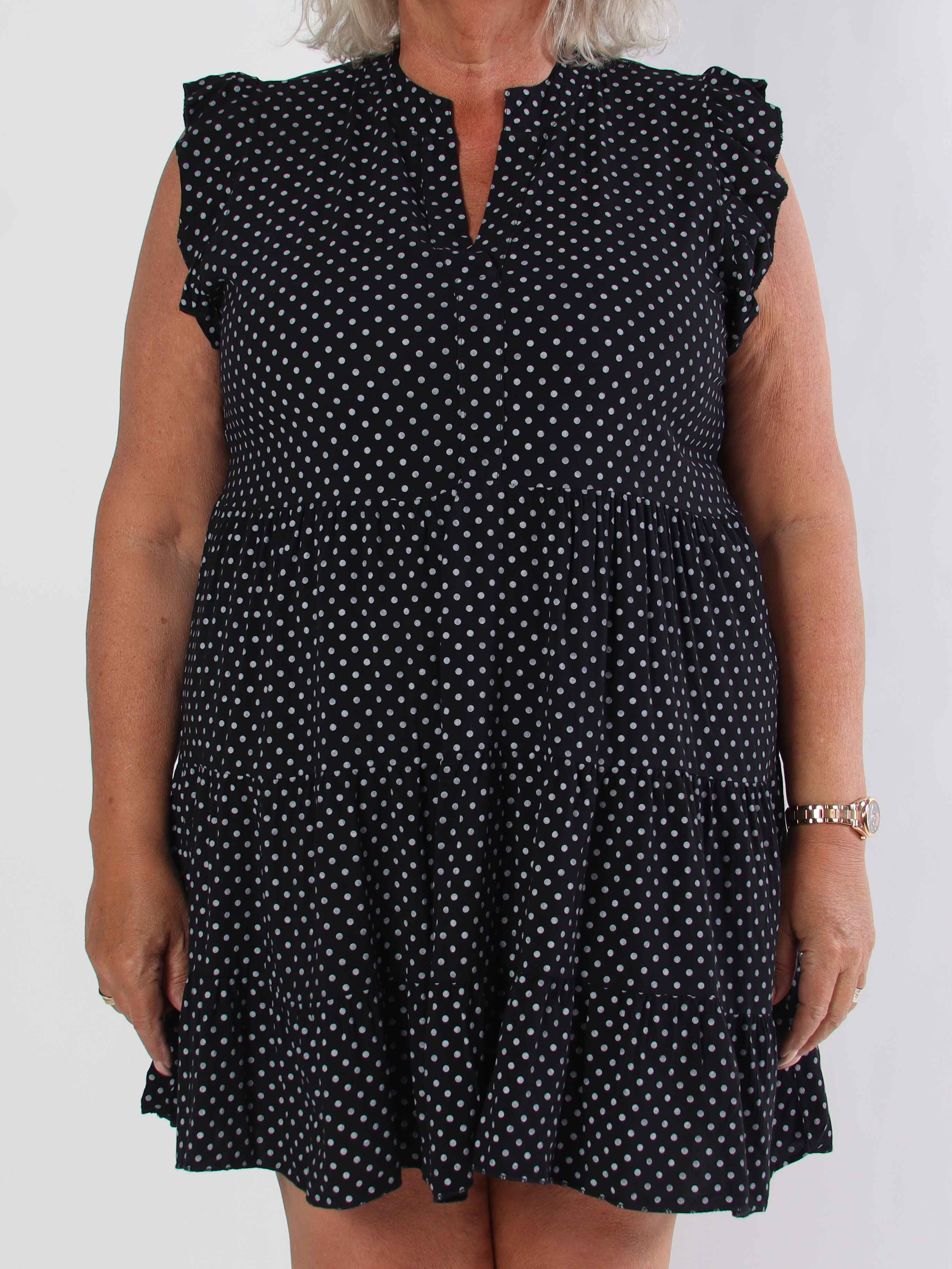 Alcmene Dot - Söt klänning i viskos med prickar och volangärmar