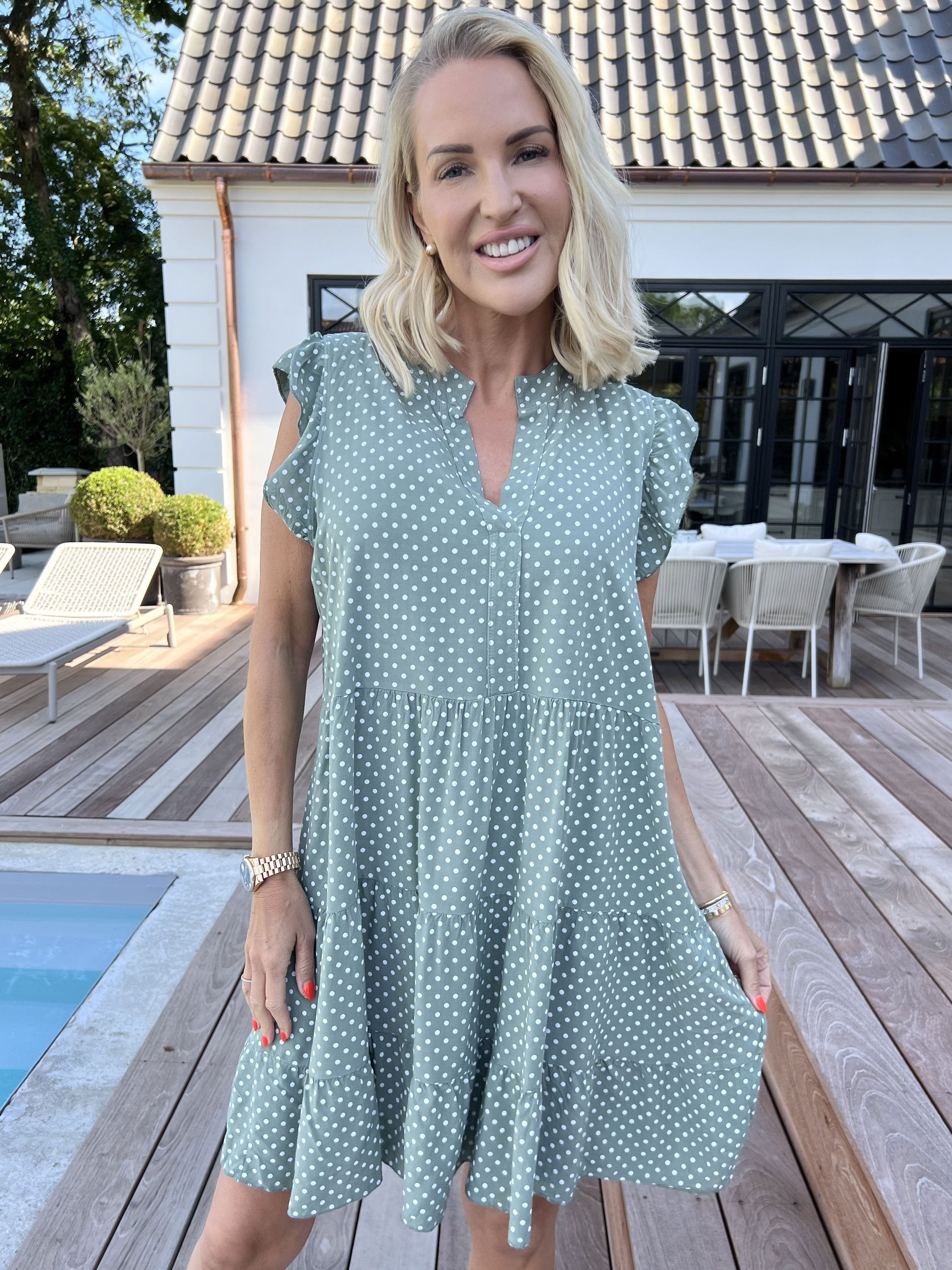 Alcmene Dot - Söt klänning i viskos med prickar och volangärmar