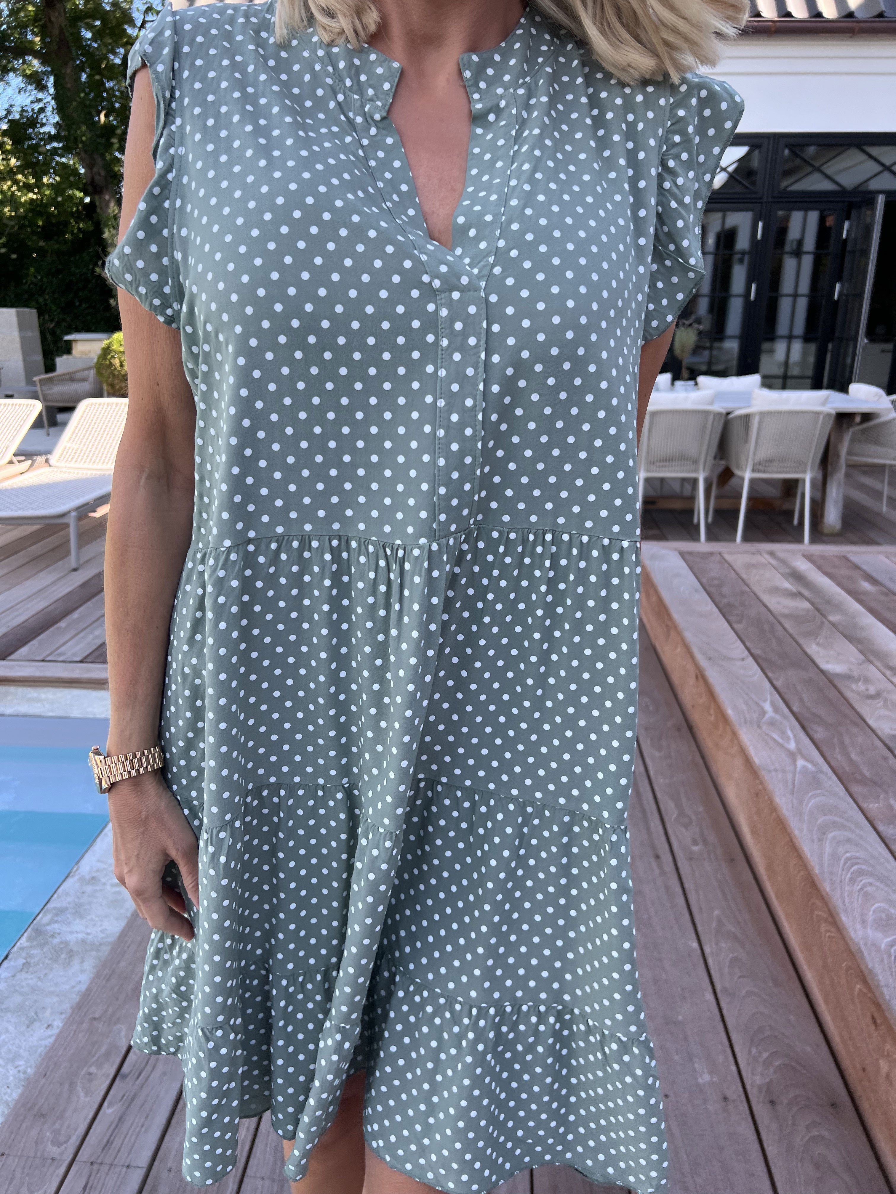 Alcmene Dot - Söt klänning i viskos med prickar och volangärmar