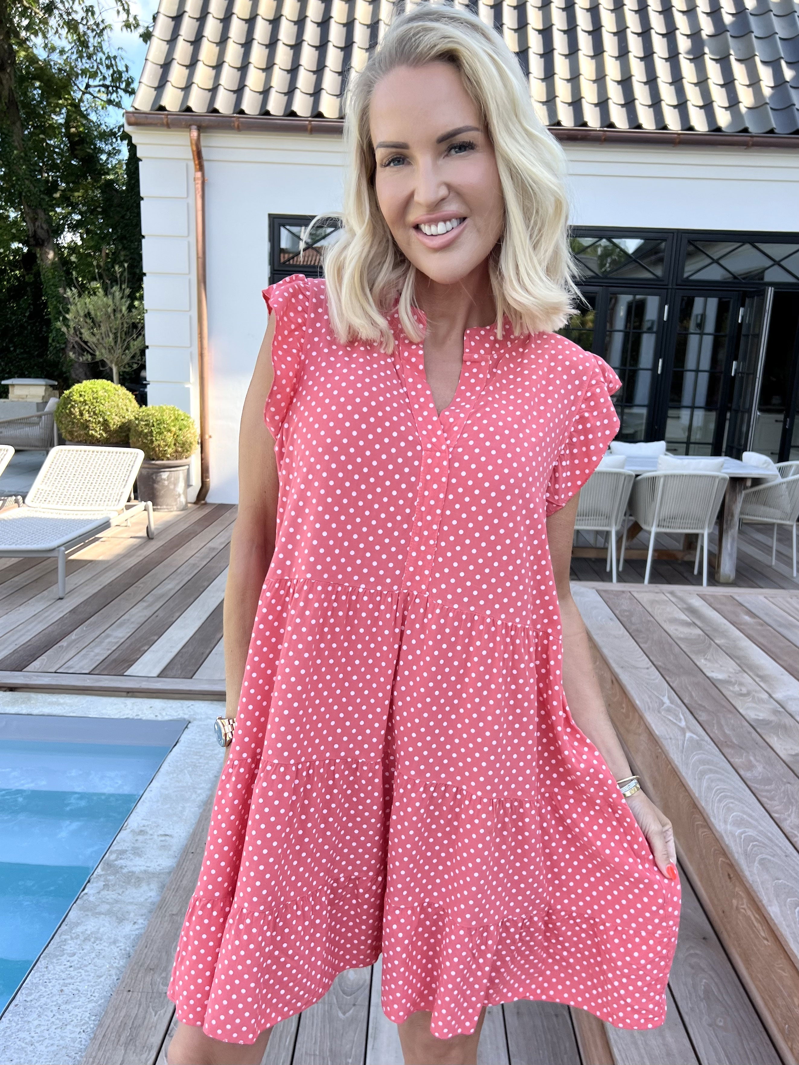 Alcmene Dot - Söt klänning i viskos med prickar och volangärmar