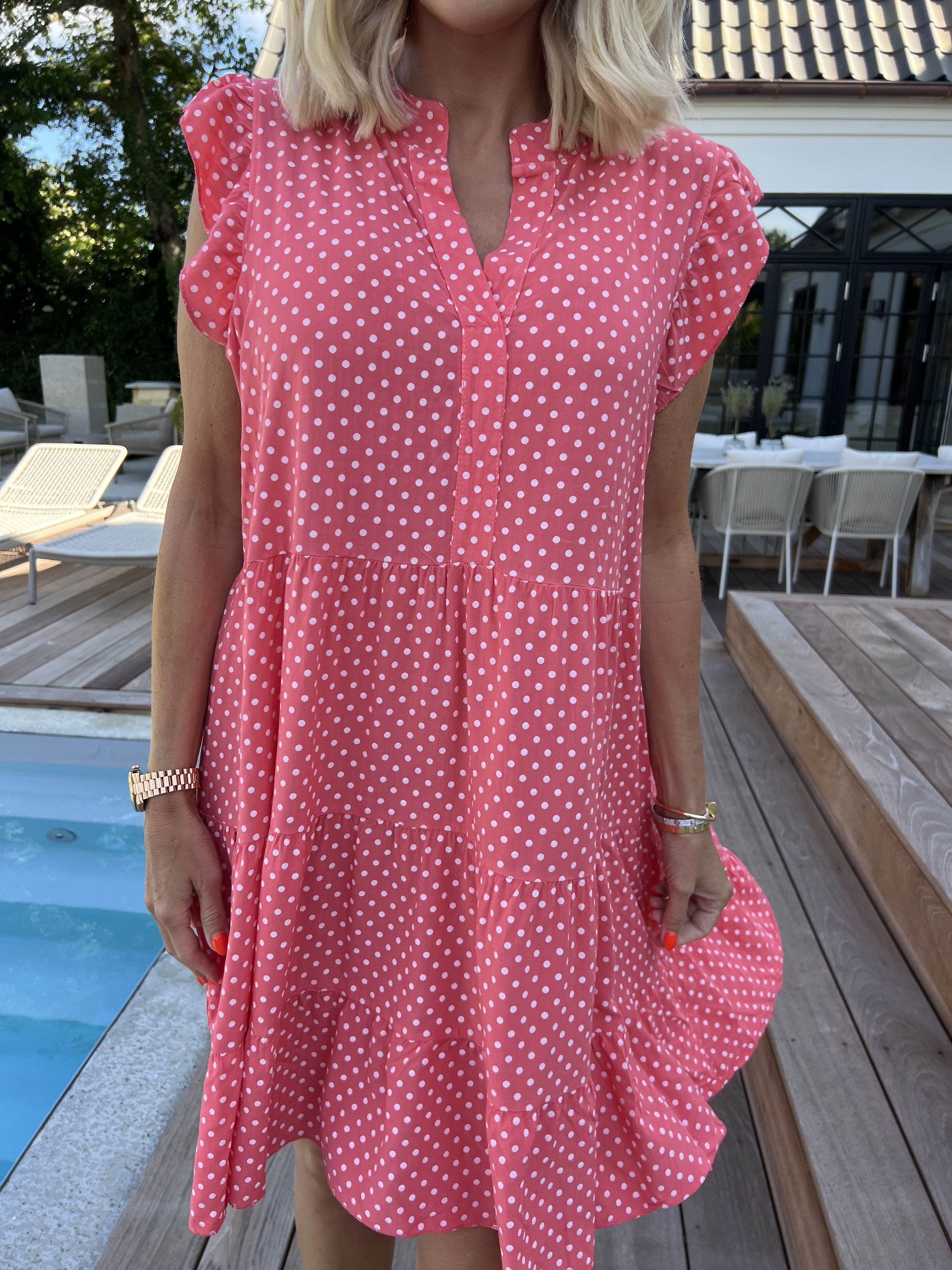 Alcmene Dot - Söt klänning i viskos med prickar och volangärmar