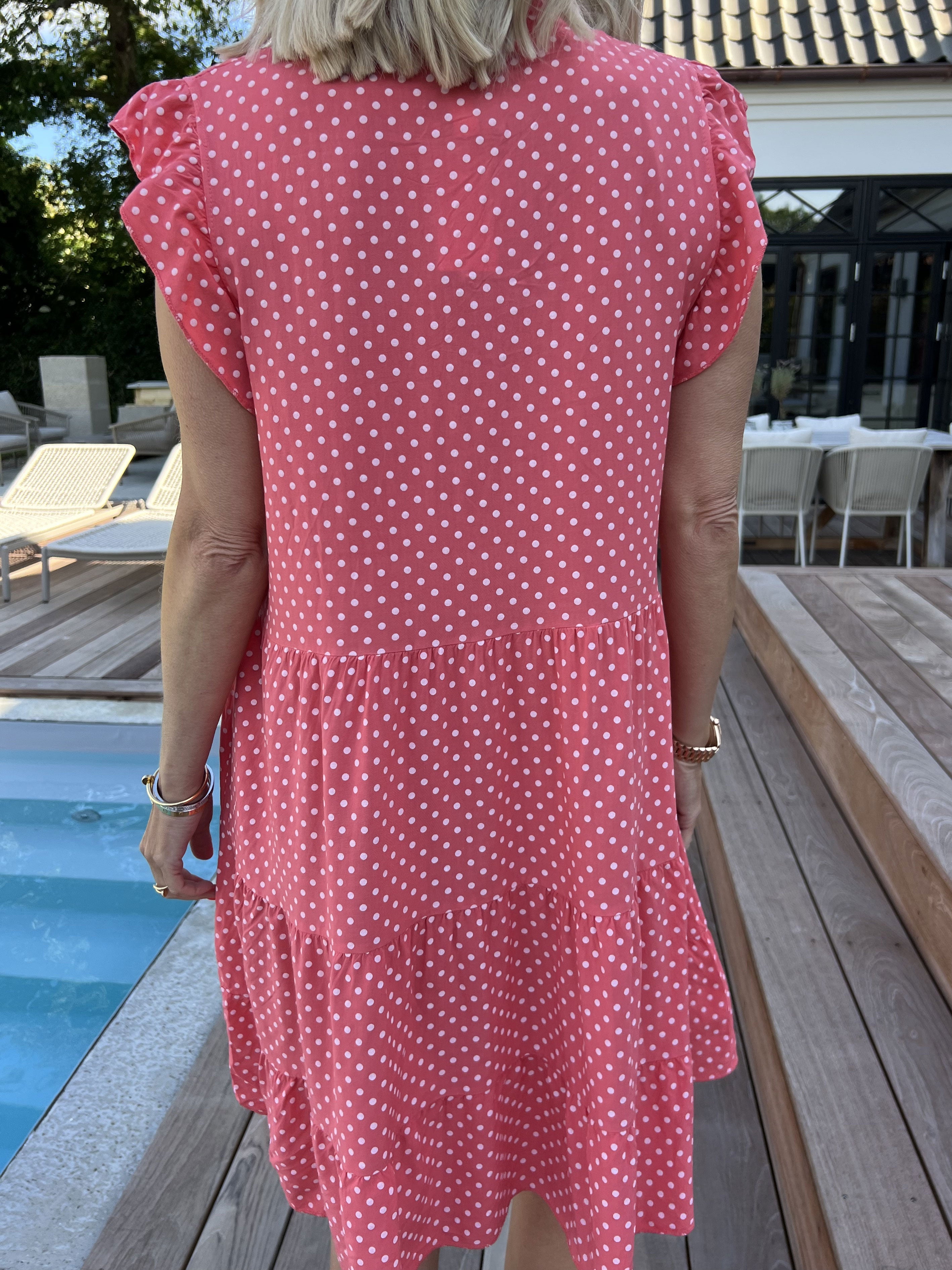 Alcmene Dot - Söt klänning i viskos med prickar och volangärmar