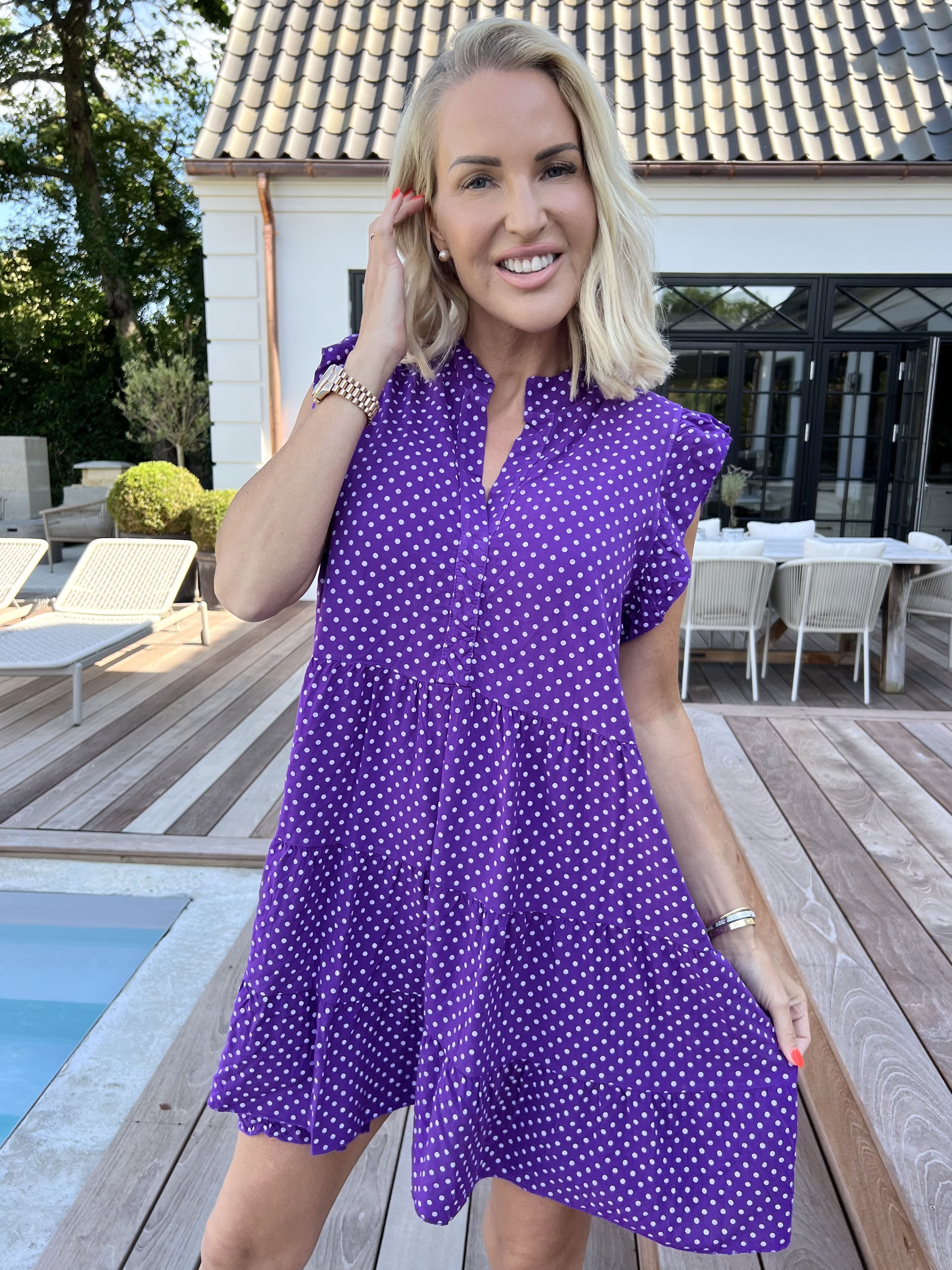 Alcmene Dot - Söt klänning i viskos med prickar och volangärmar