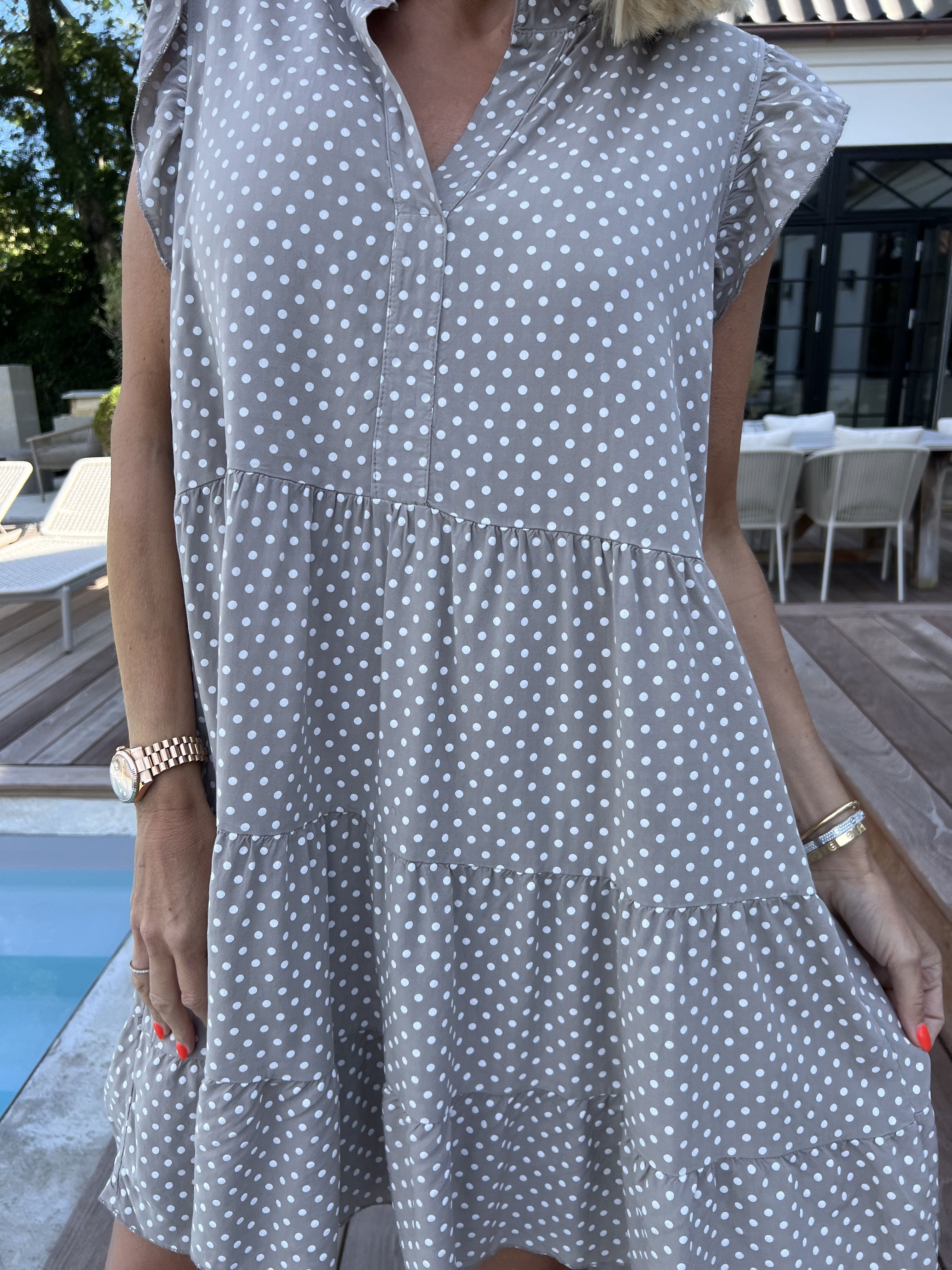 Alcmene Dot - Söt klänning i viskos med prickar och volangärmar