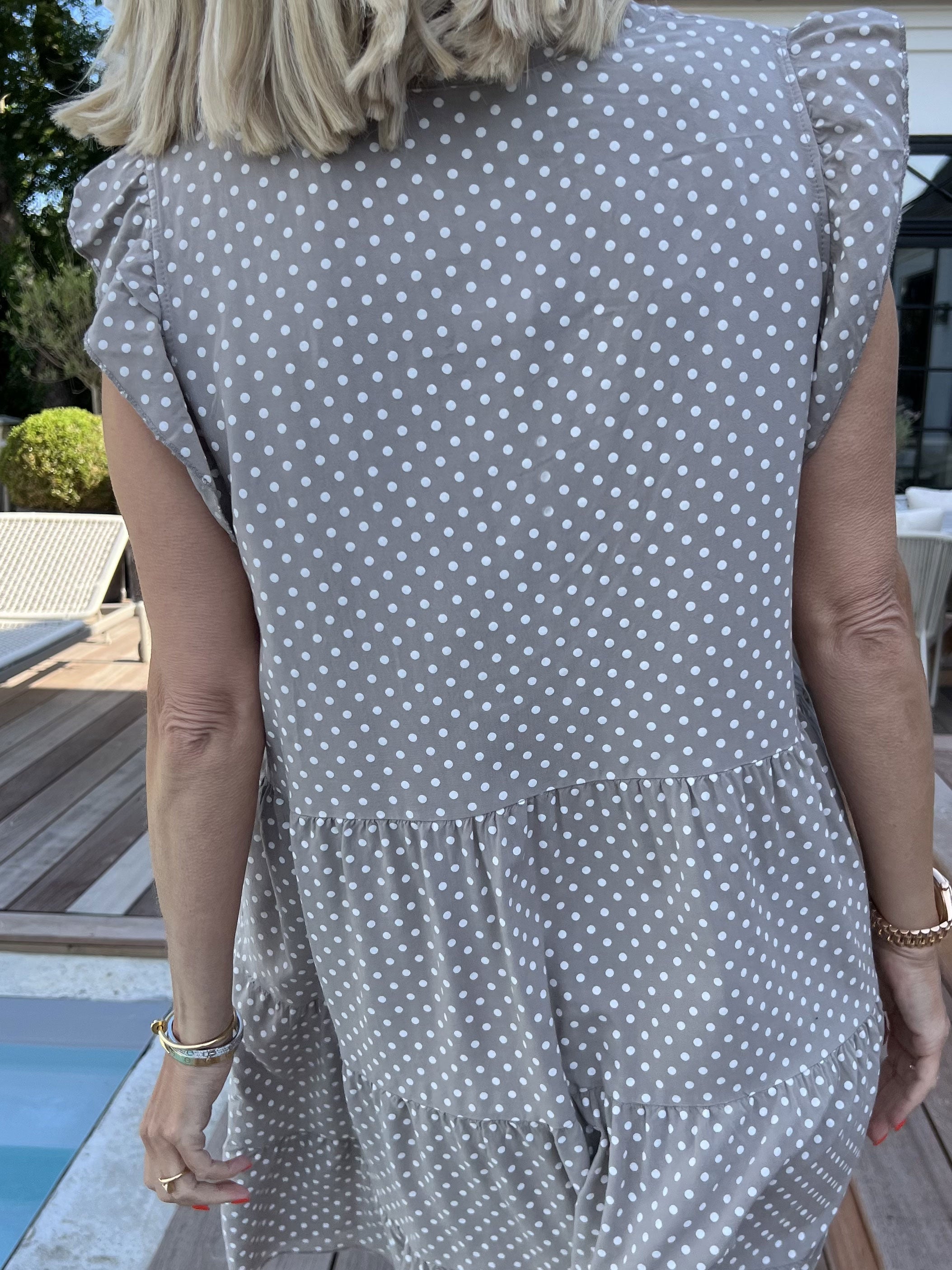 Alcmene Dot - Söt klänning i viskos med prickar och volangärmar