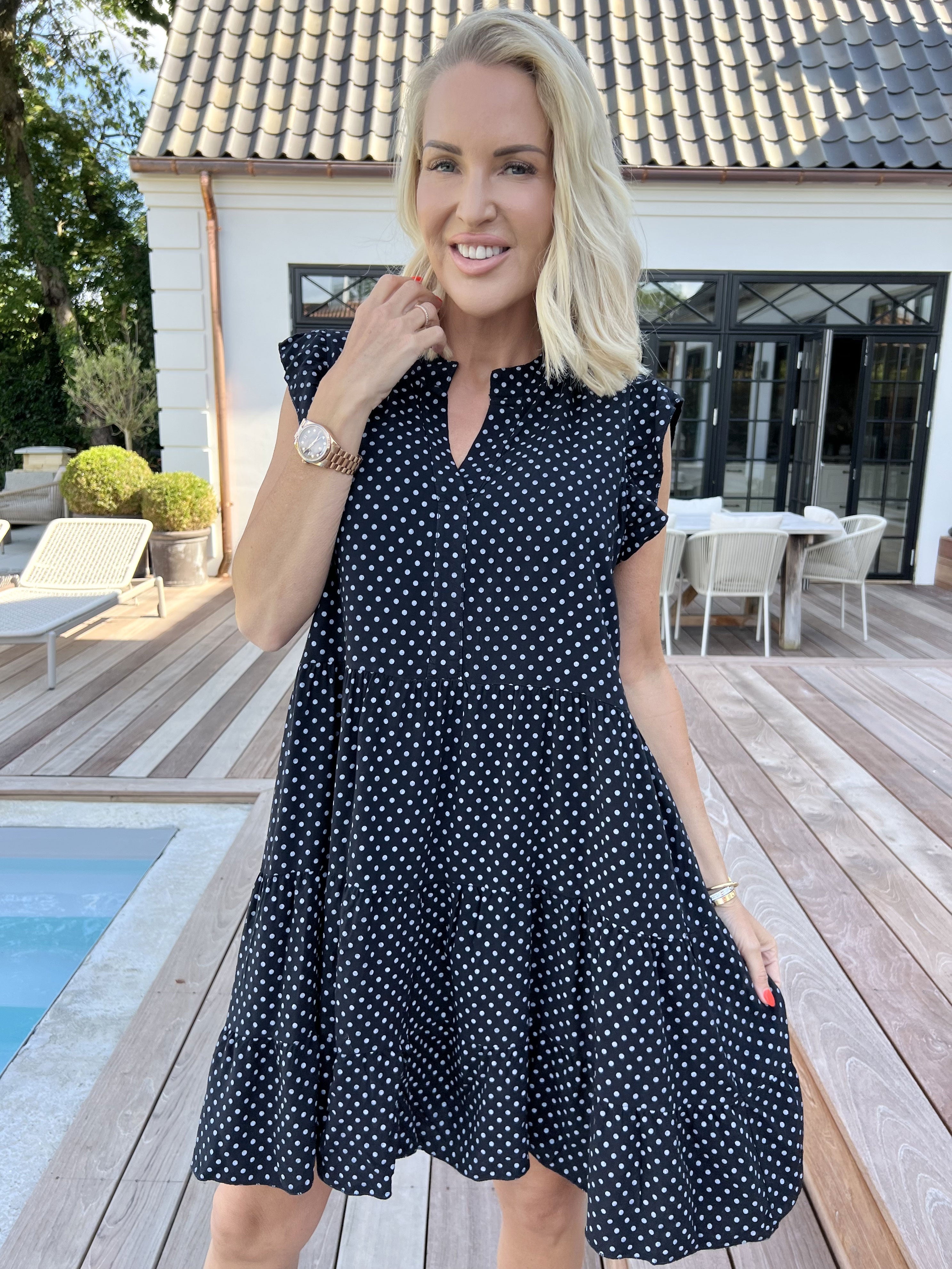 Alcmene Dot - Söt klänning i viskos med prickar och volangärmar