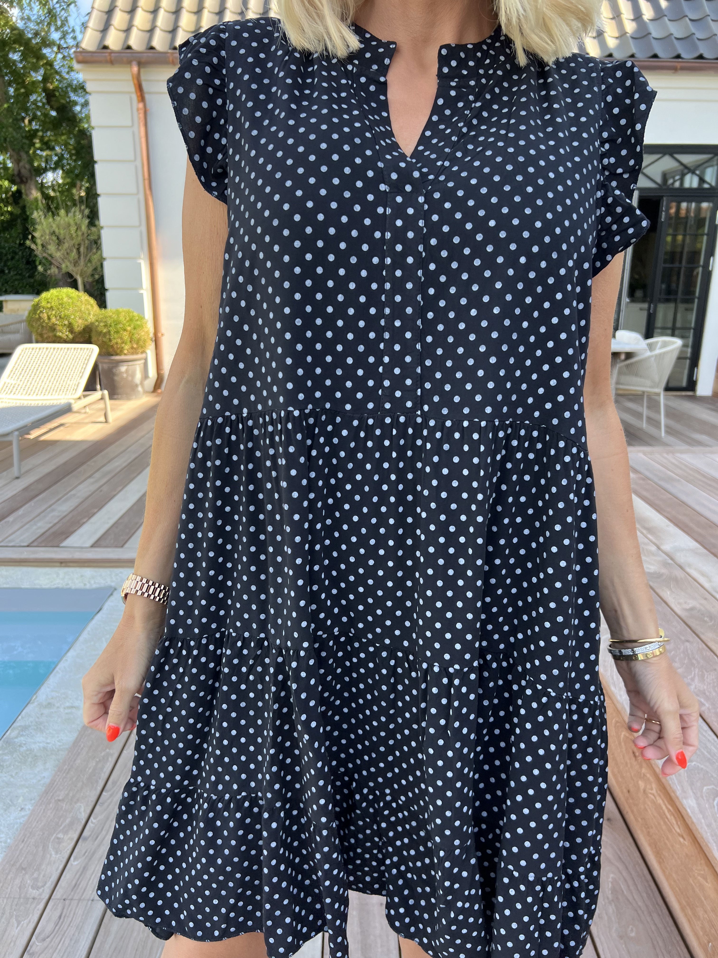 Alcmene Dot - Söt klänning i viskos med prickar och volangärmar