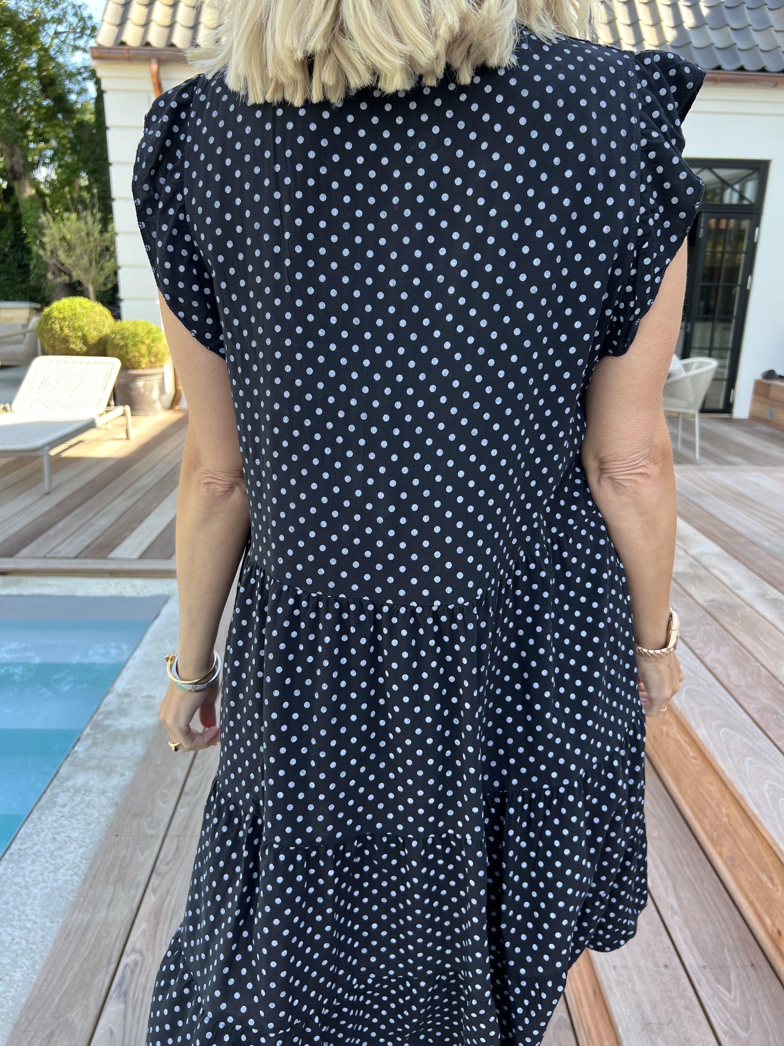 Alcmene Dot - Söt klänning i viskos med prickar och volangärmar