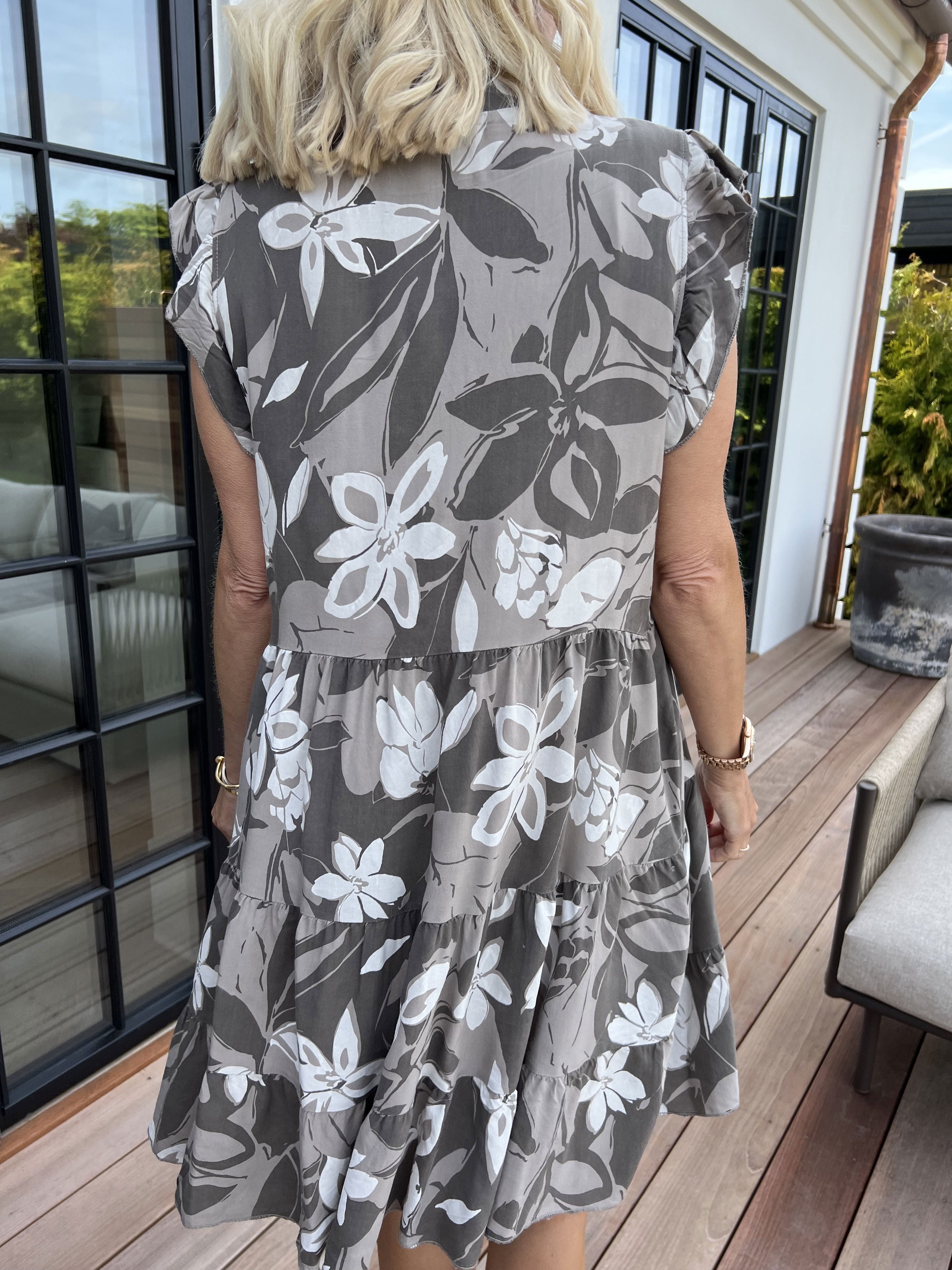 Alcmene Flower - Söt viskos tunikaklänning med volanger