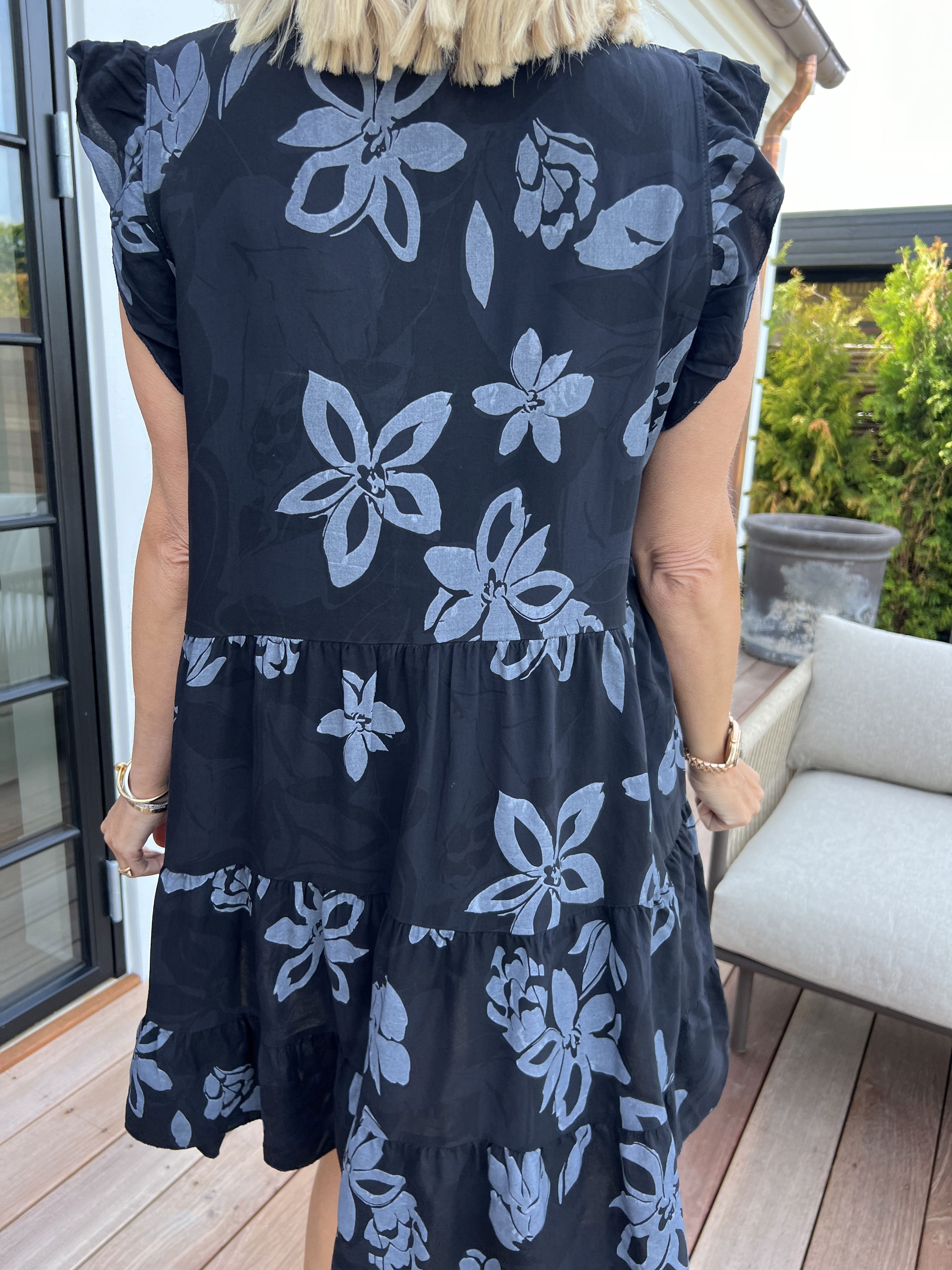 Alcmene Flower - Söt viskos tunikaklänning med volanger