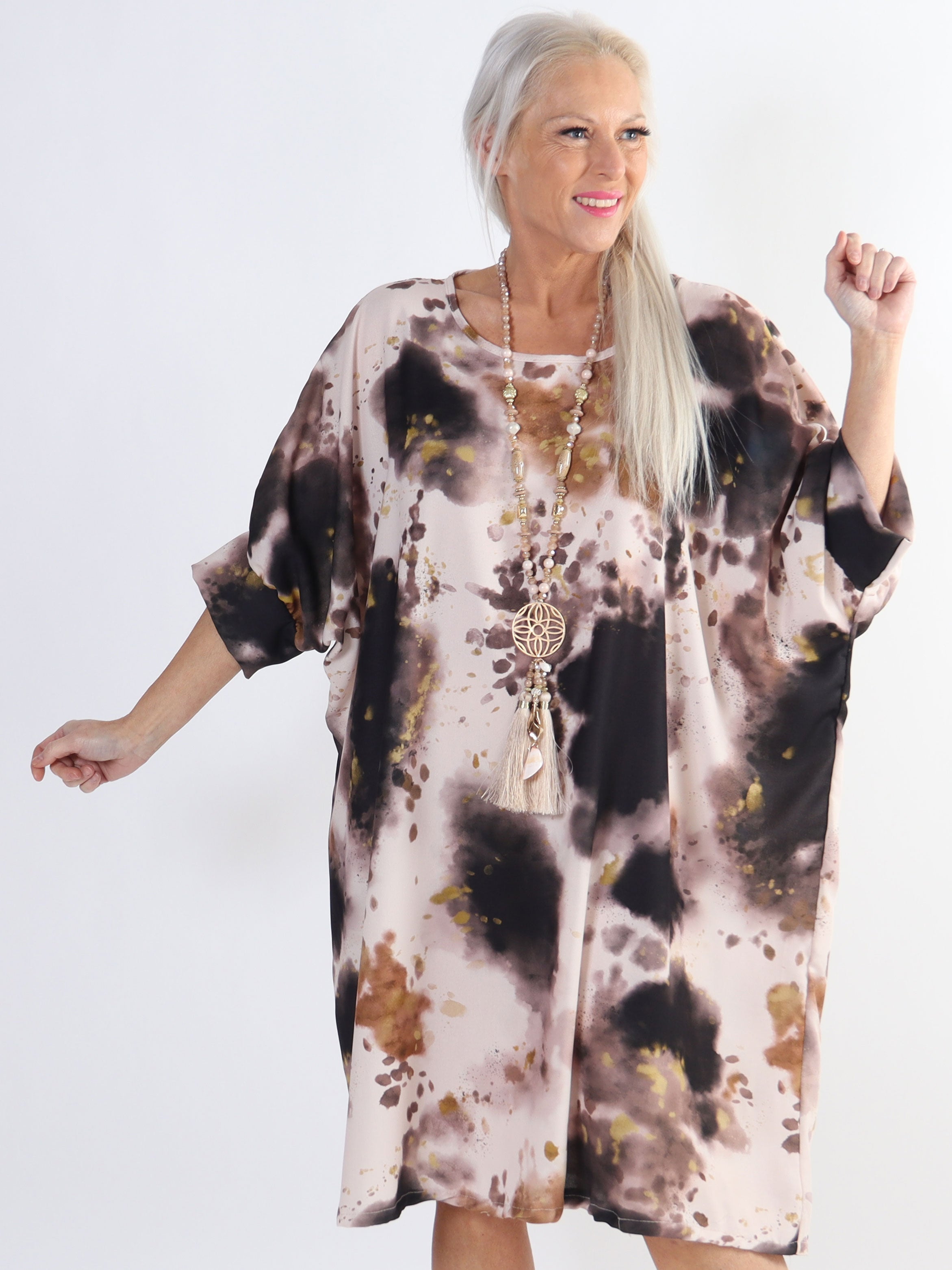 Alfrida - Batikmönstrad klänning i stor storlek med lös passform