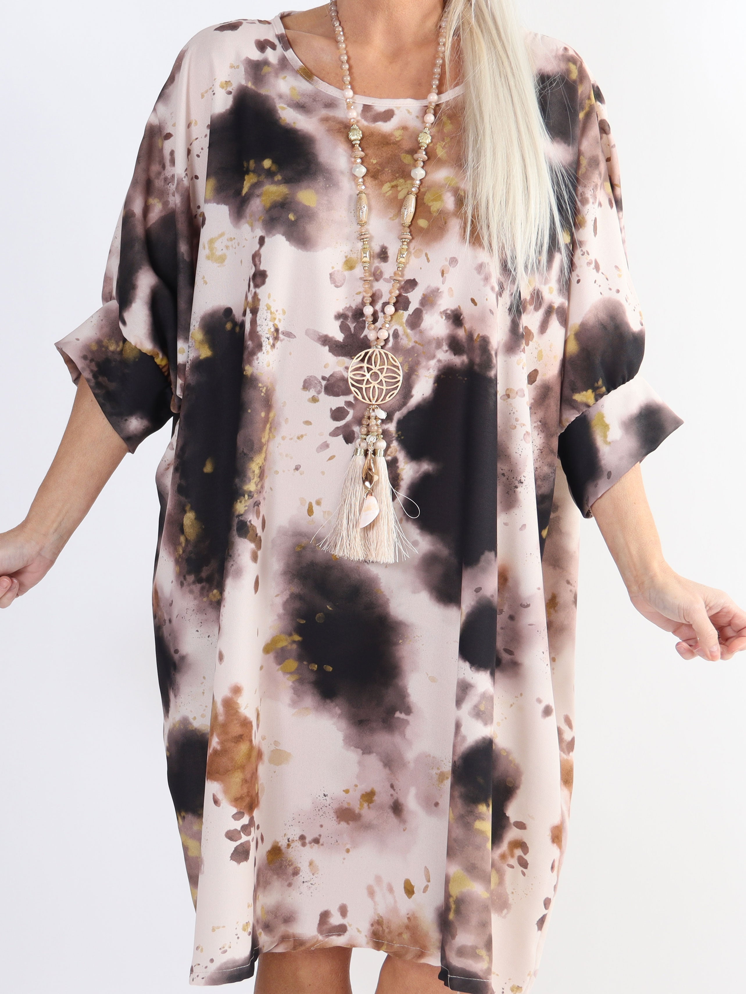 Alfrida - Batikmönstrad klänning i stor storlek med lös passform