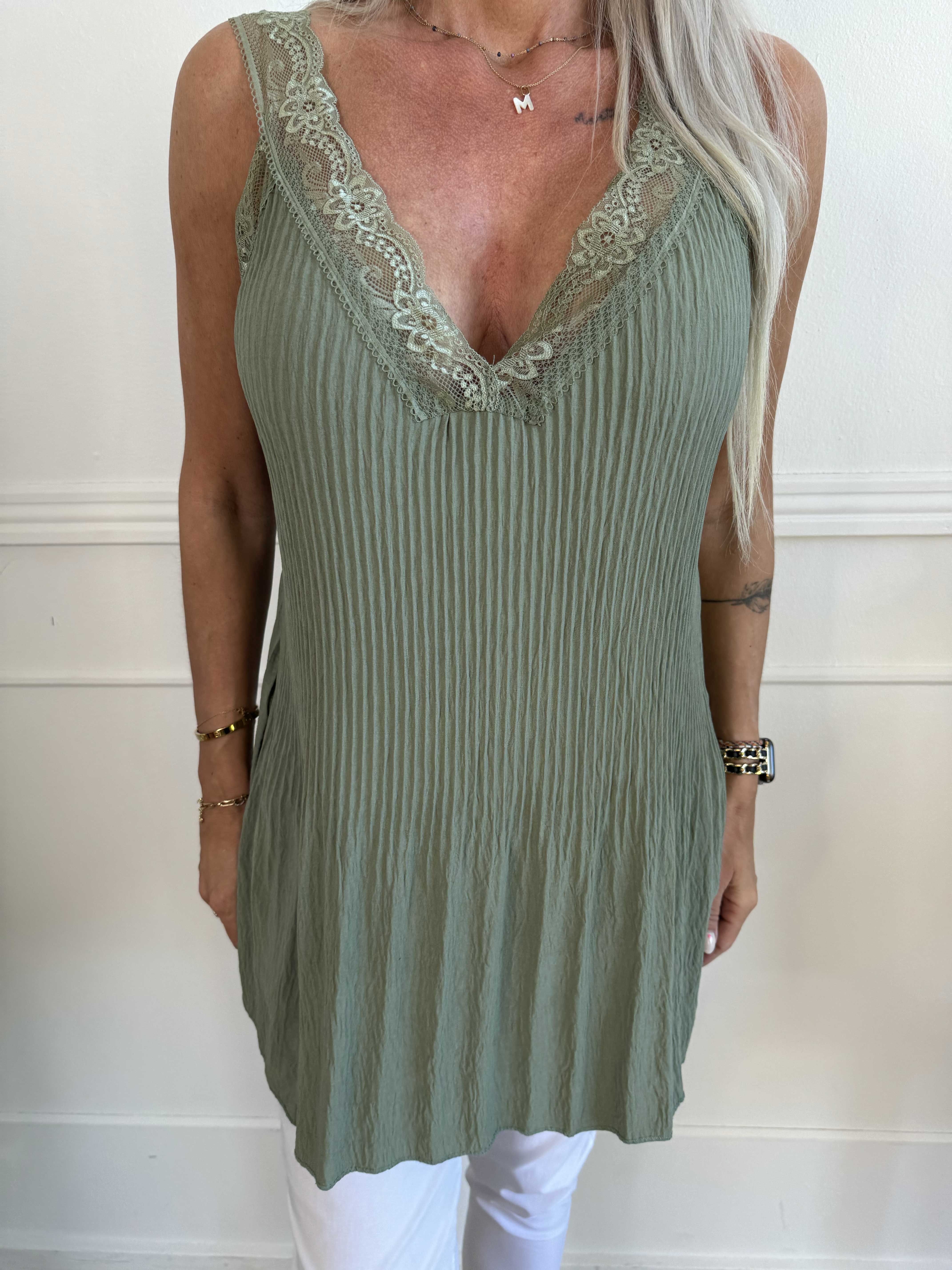 Alicante - Plisserad topp i viskos med spetsband