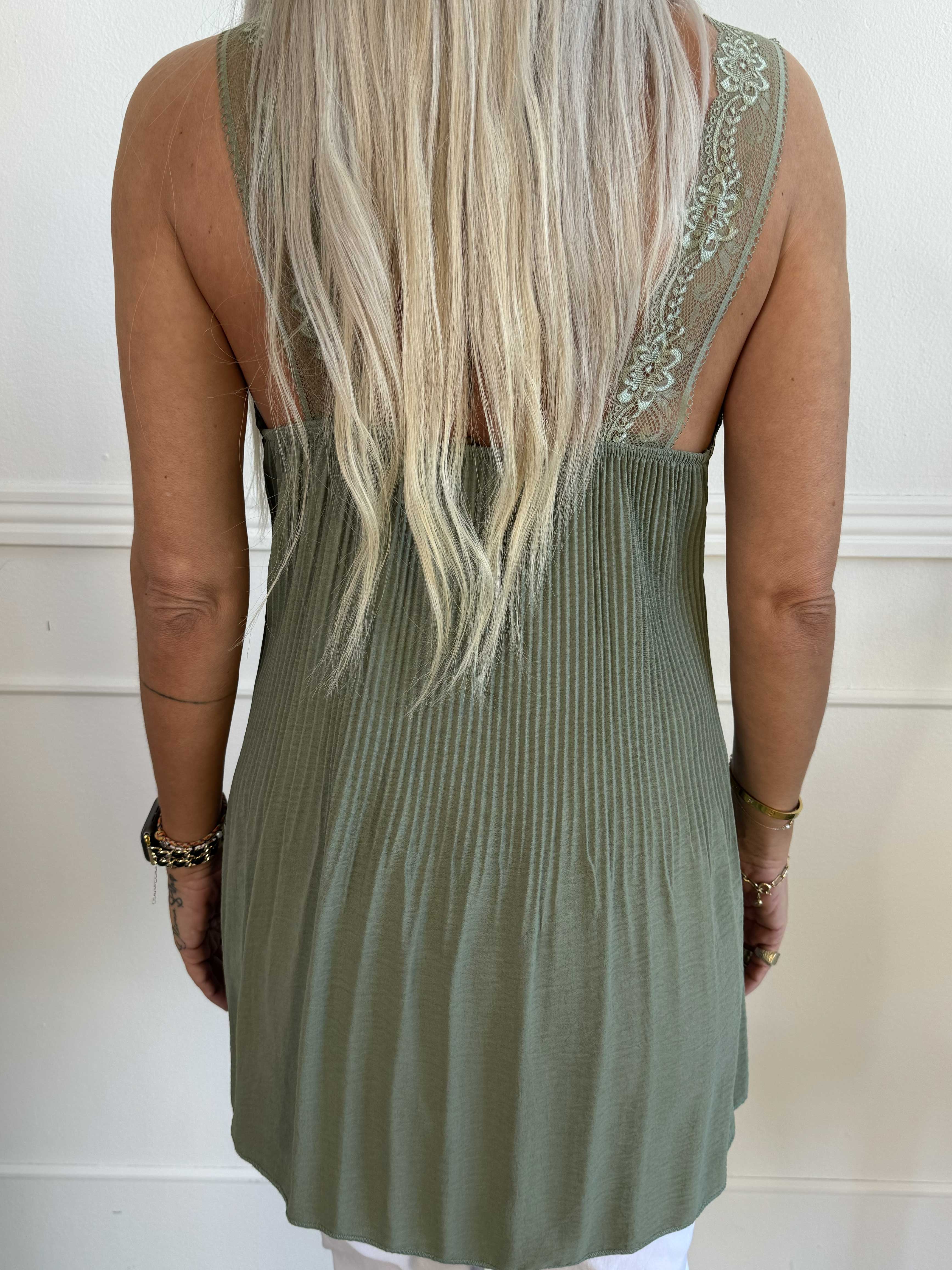 Alicante - Plisserad topp i viskos med spetsband