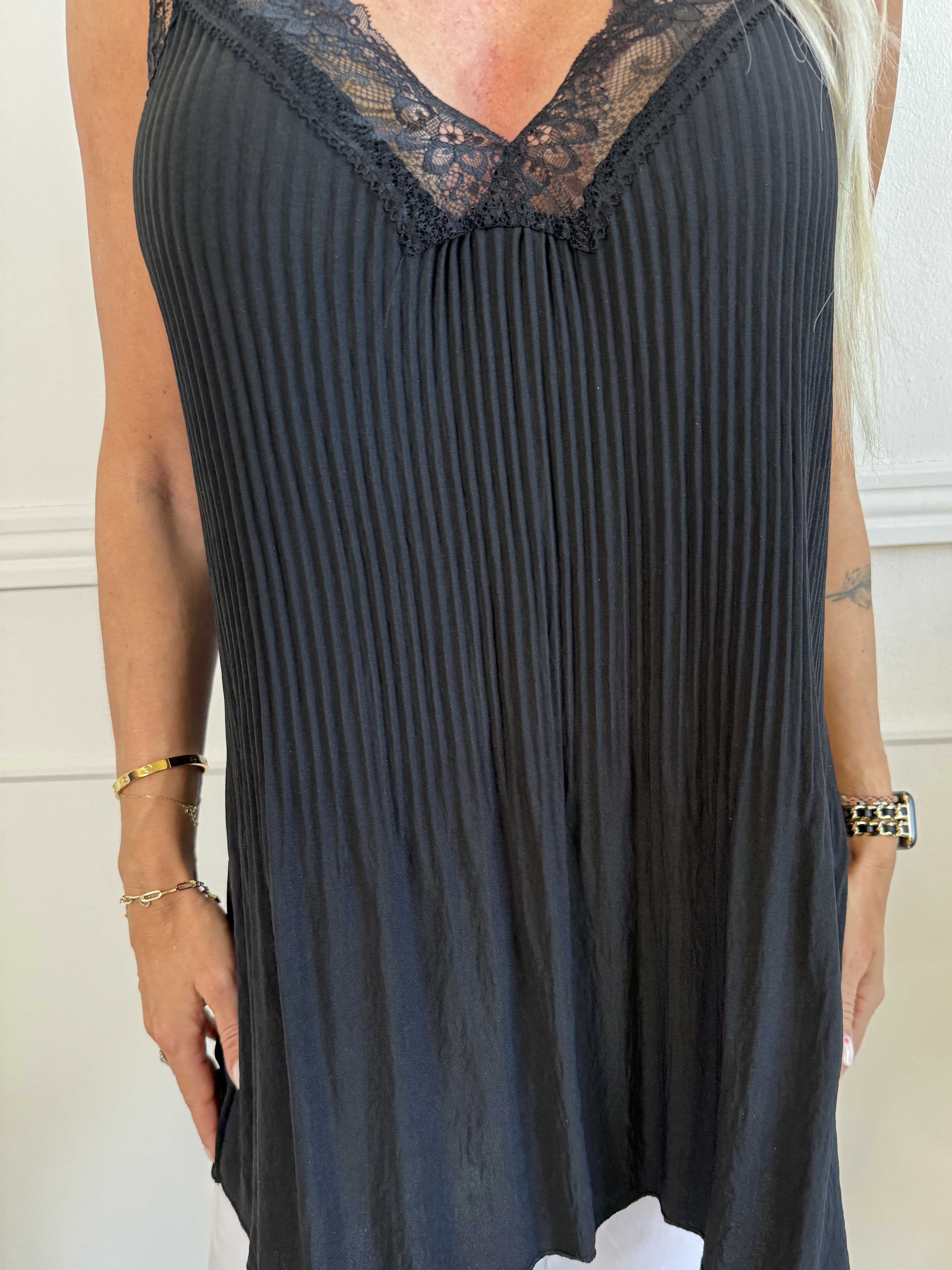 Alicante - Plisserad topp i viskos med spetsband