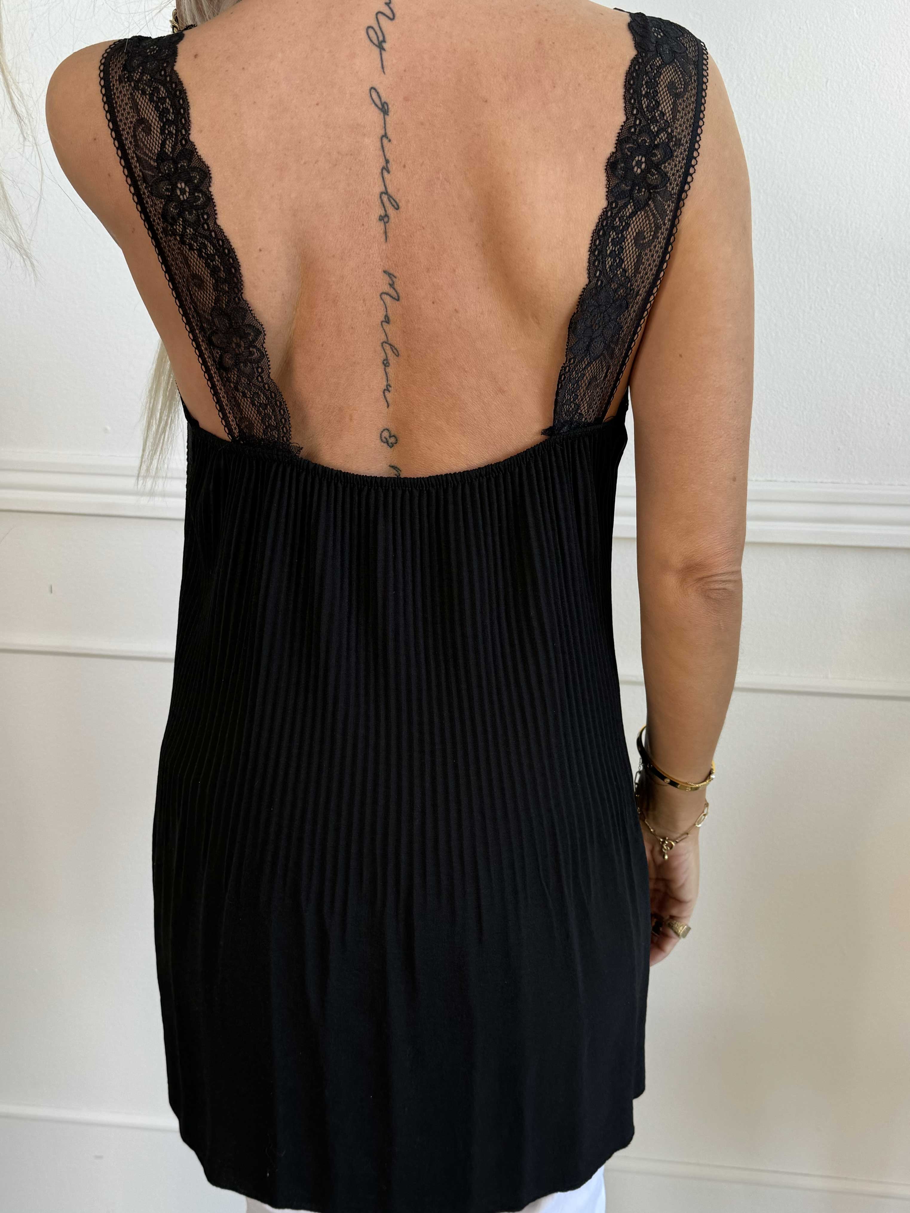 Alicante - Plisserad topp i viskos med spetsband