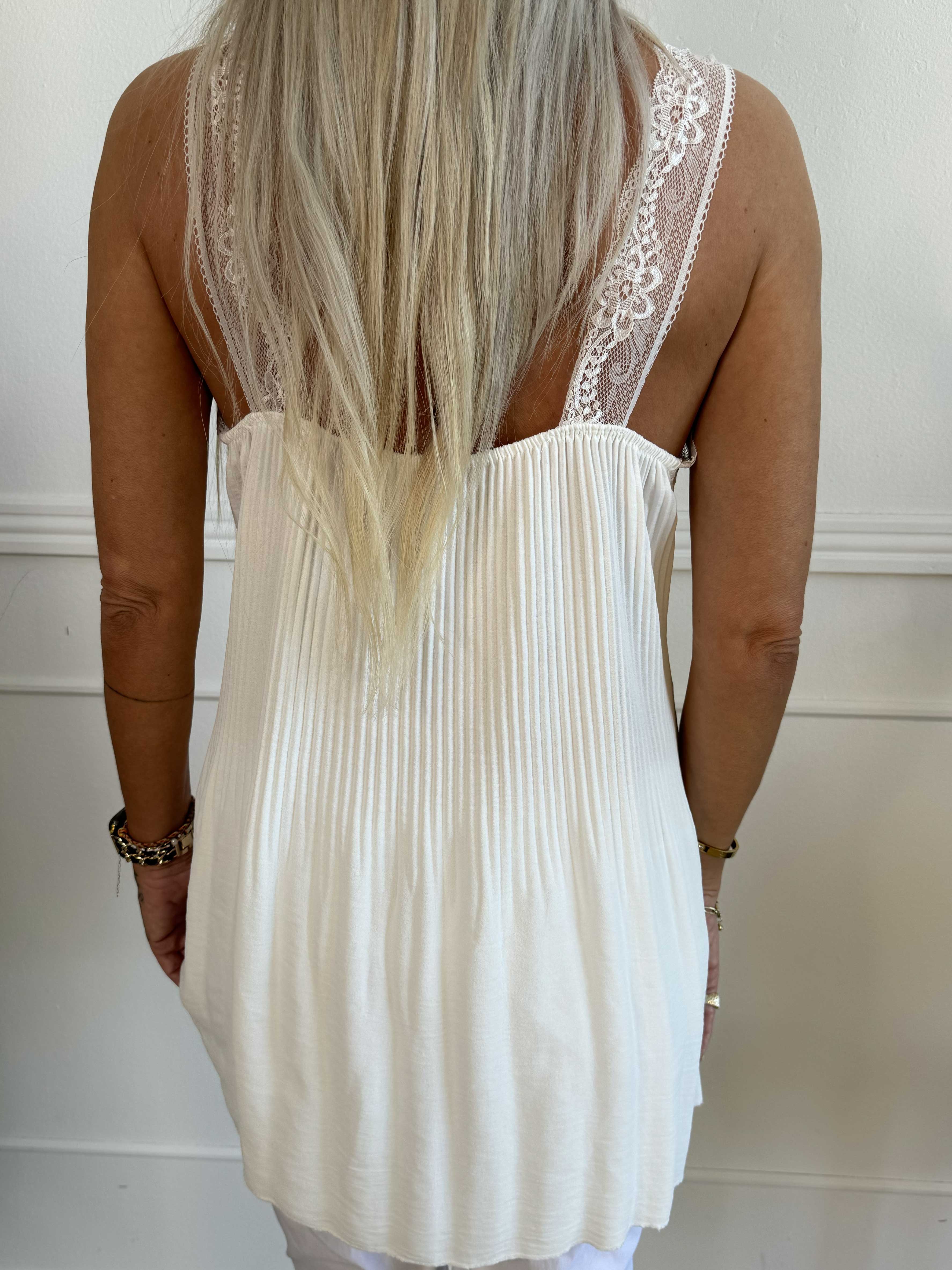 Alicante - Plisserad topp i viskos med spetsband