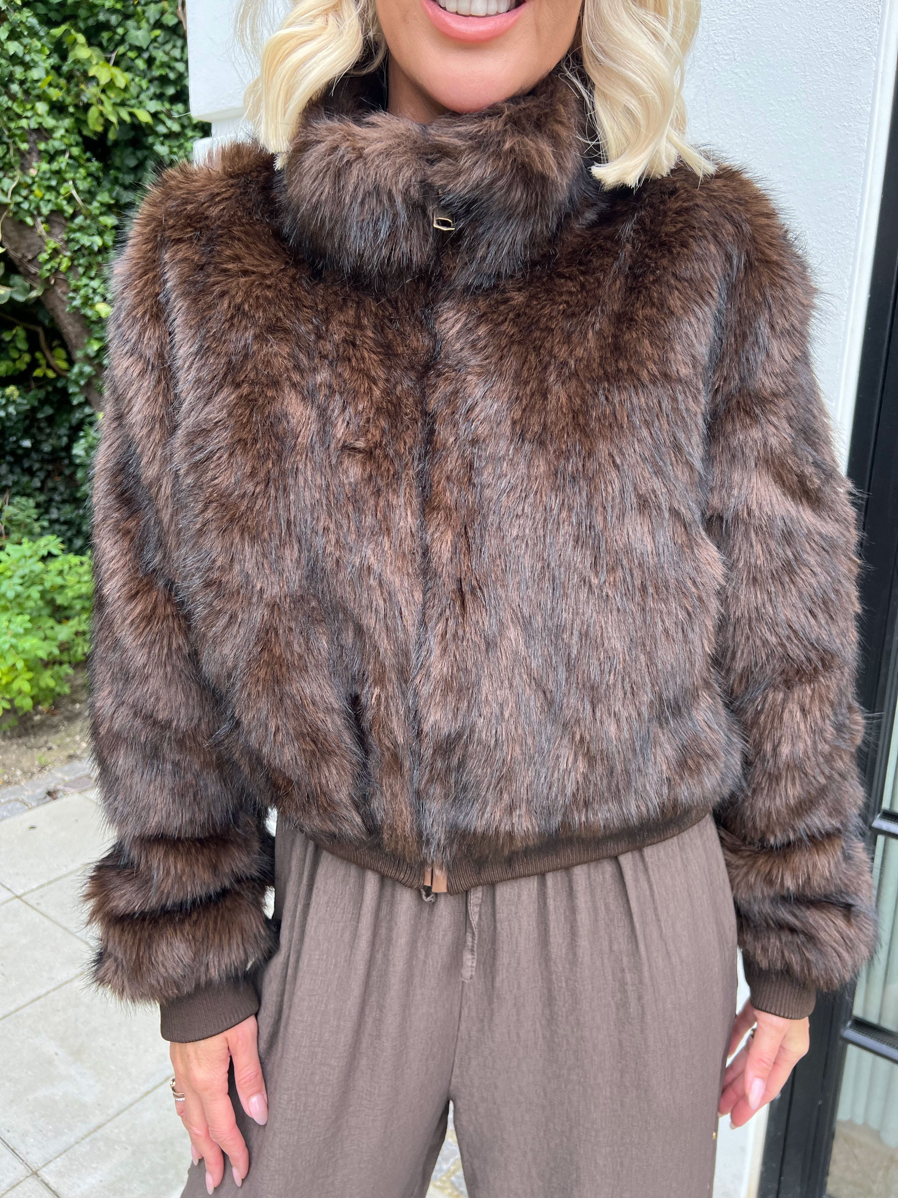 Alison - Blød og varm faux fur-jakke i kort model med høj hals