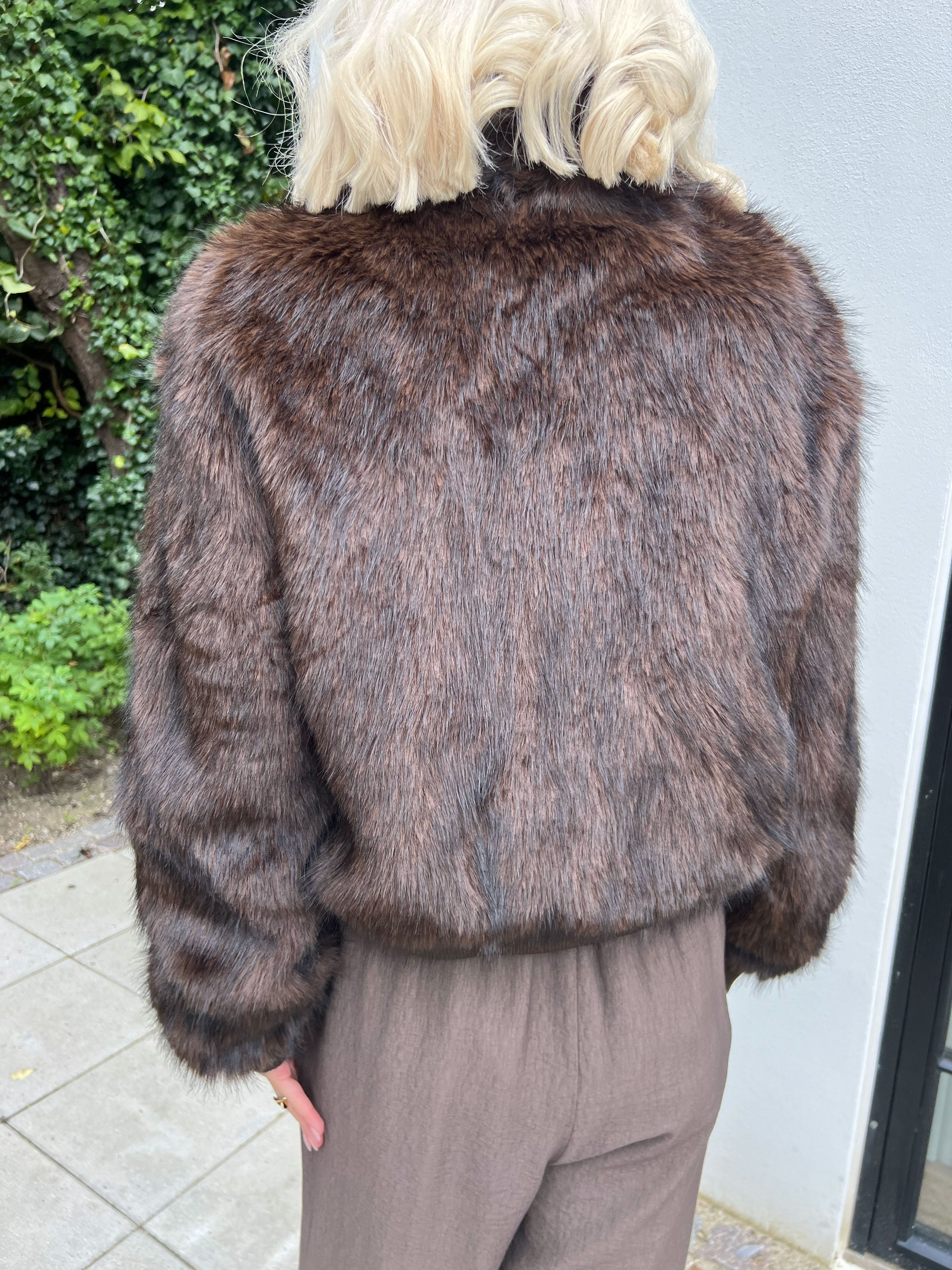 Alison - Blød og varm faux fur-jakke i kort model med høj hals