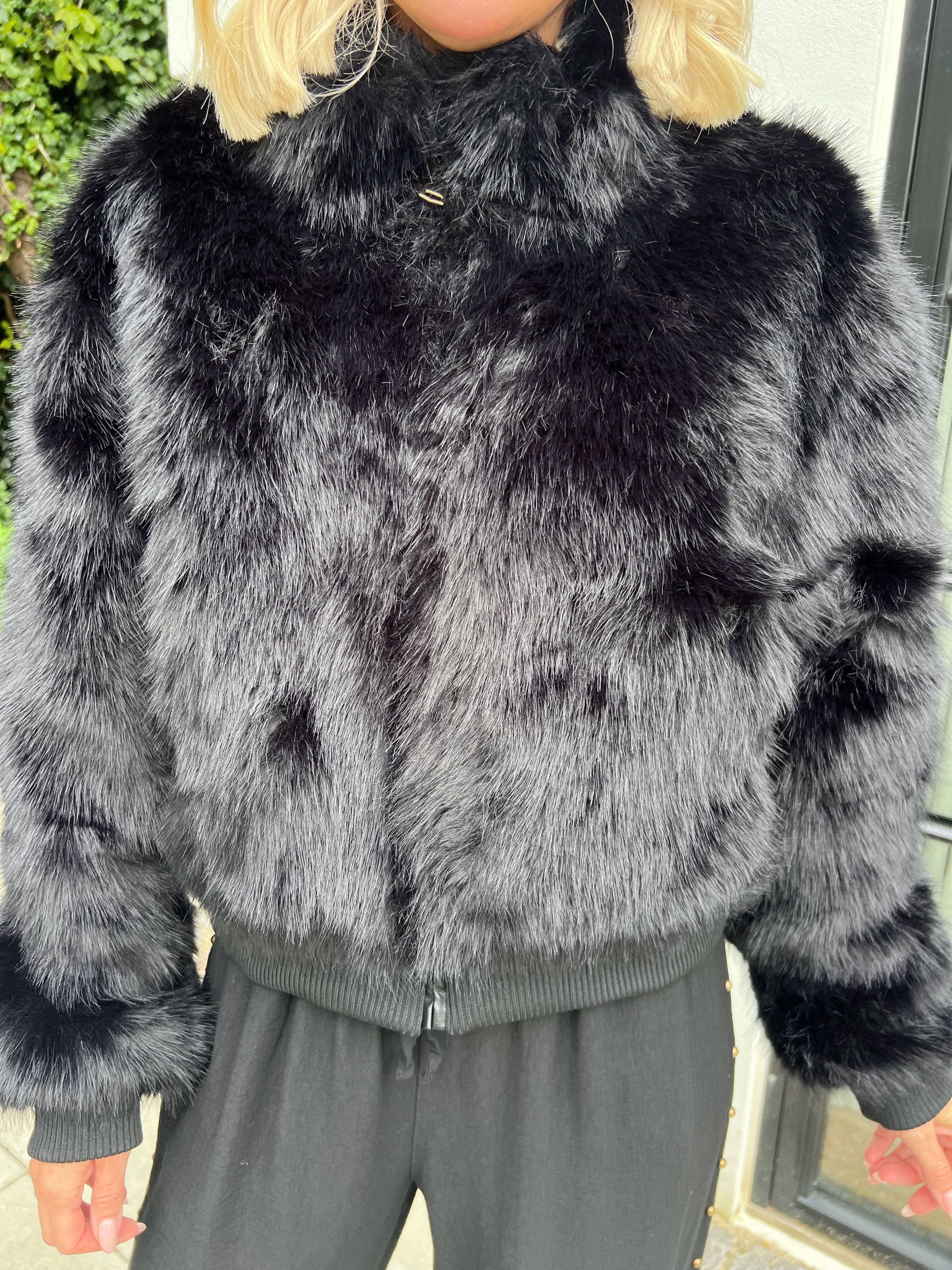 Alison - Blød og varm faux fur-jakke i kort model med høj hals