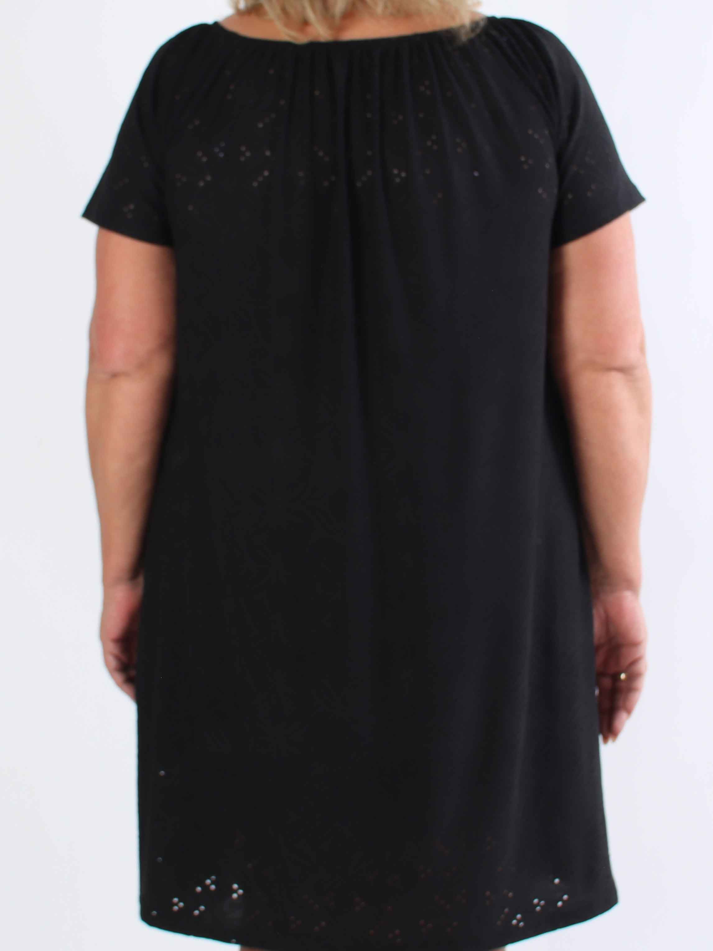 Aliz - Söt mjuk plus size-klänning med broderie anglaise