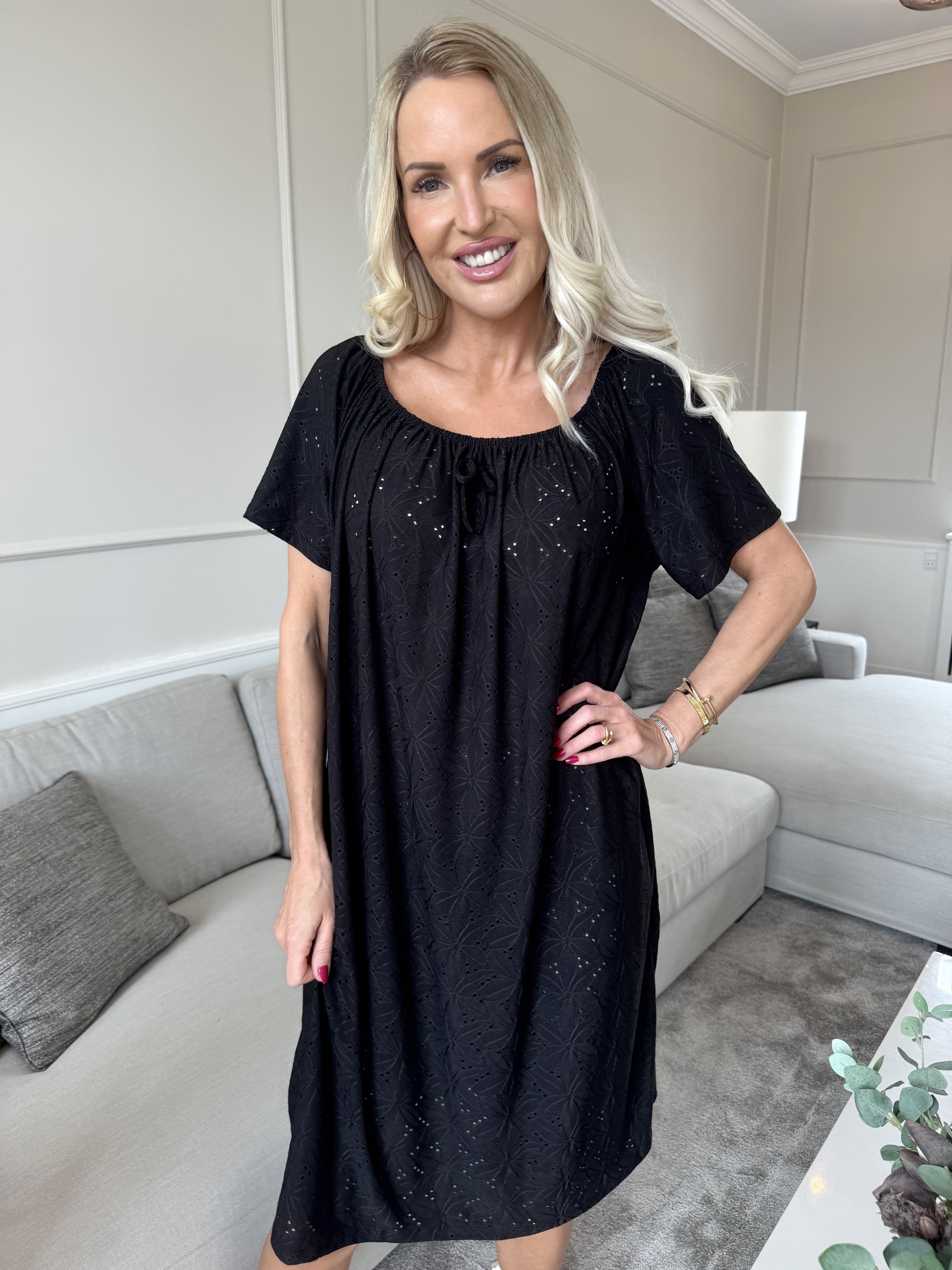 Aliz - Söt mjuk klänning med broderie anglaise