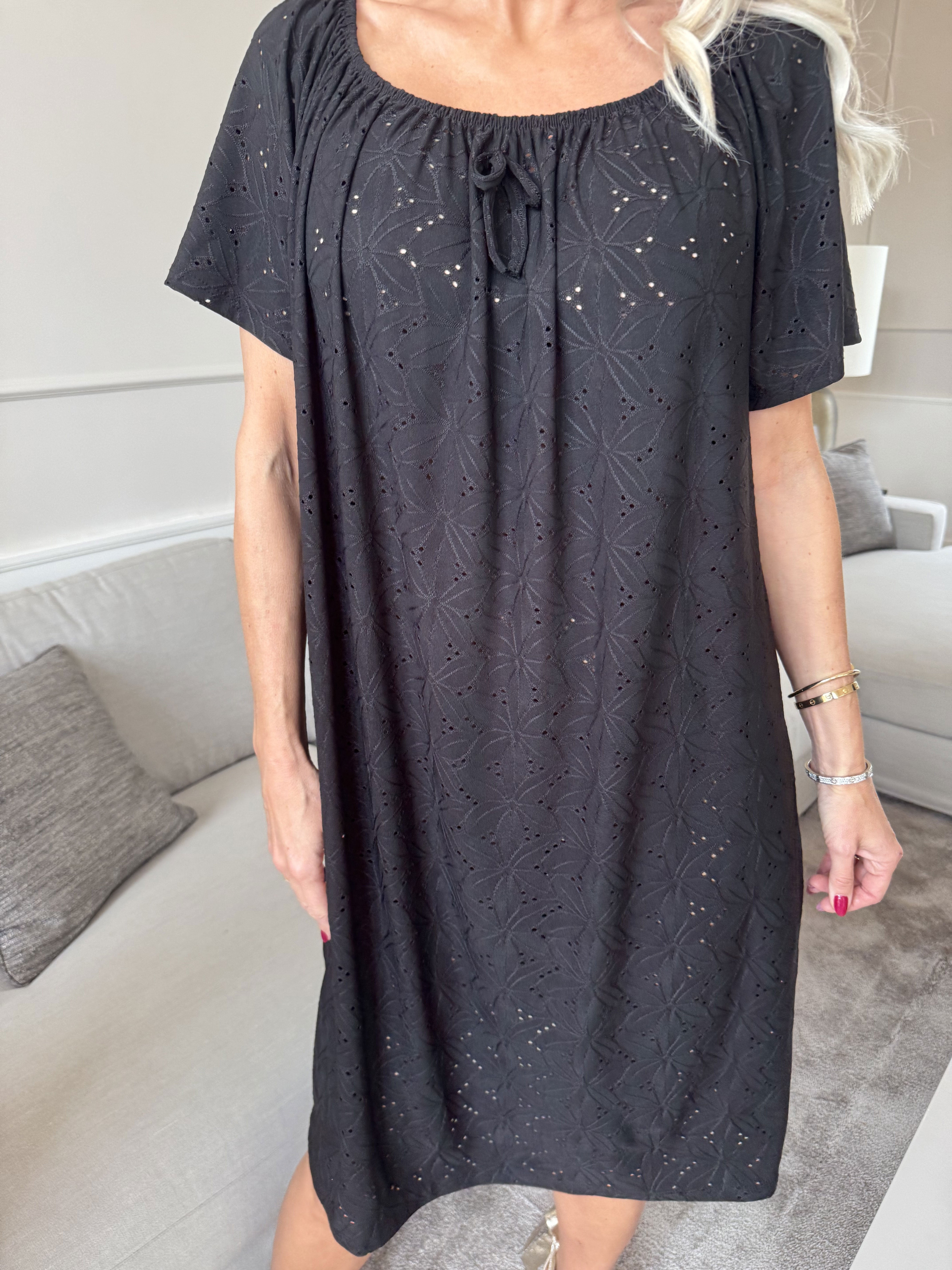 Aliz - Söt mjuk klänning med broderie anglaise