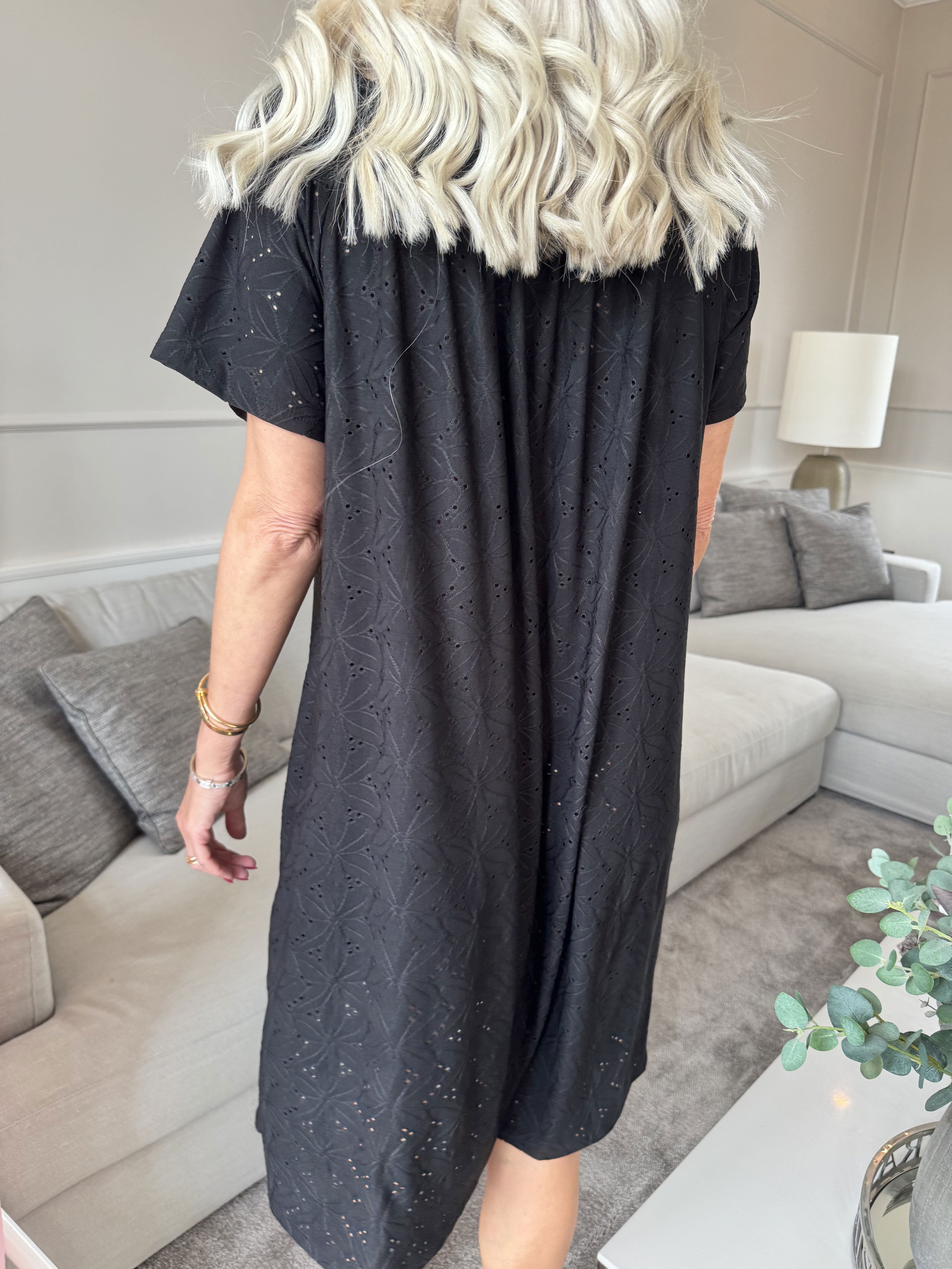 Aliz - Söt mjuk klänning med broderie anglaise